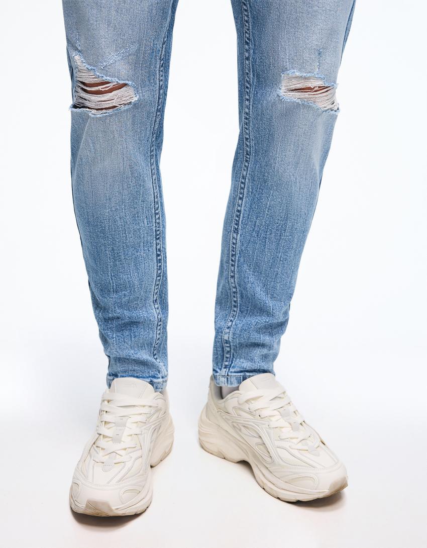 Carrot fit jeans met scheuren-Lichtblauw