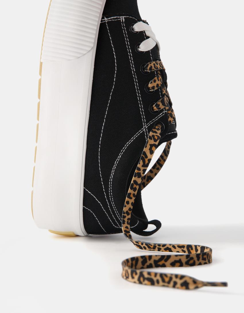 حذاء رياضي نسيج بنعل عال وتفاصيل بطبعة حيوانية-أسود