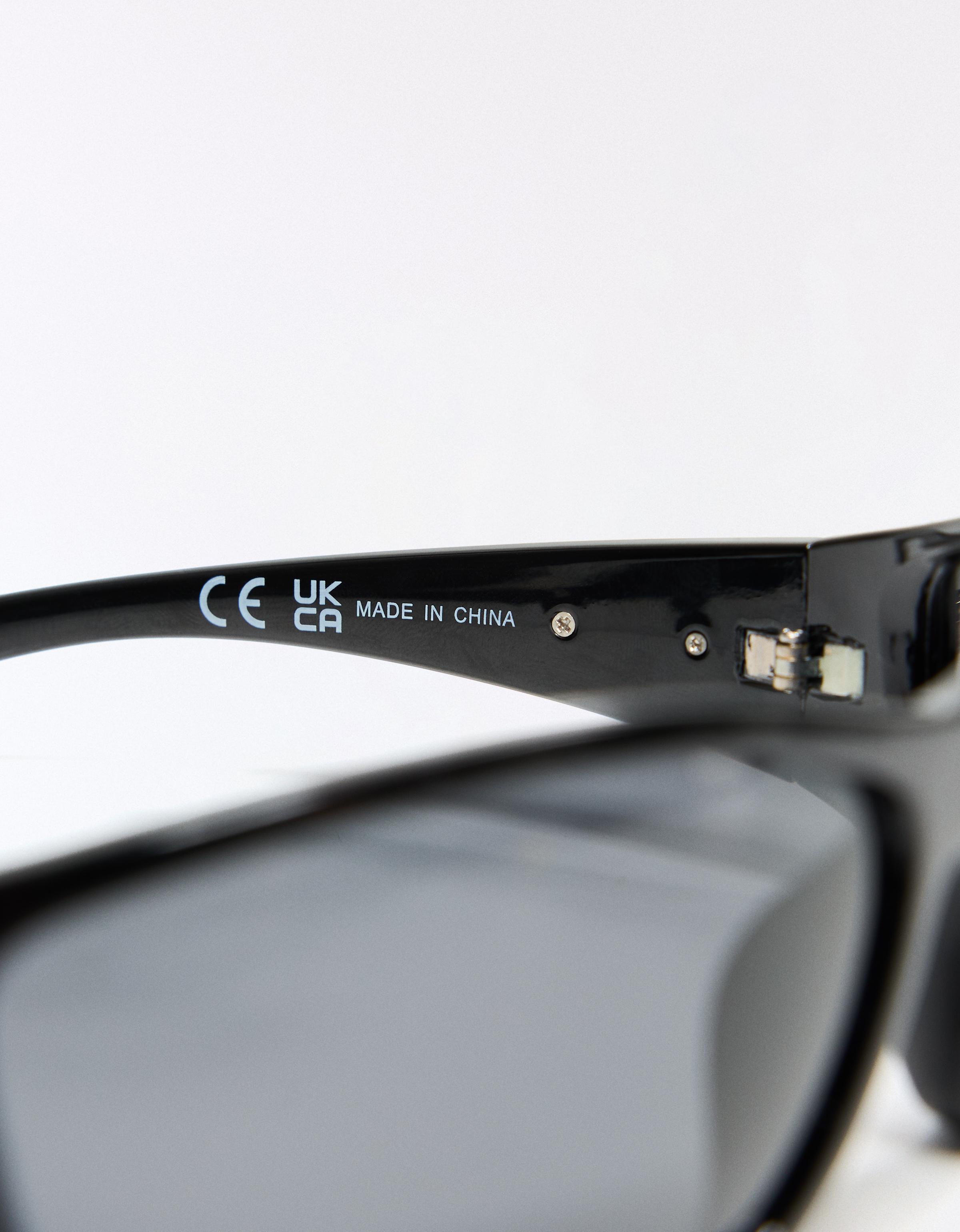 Sport sunglasses — Black