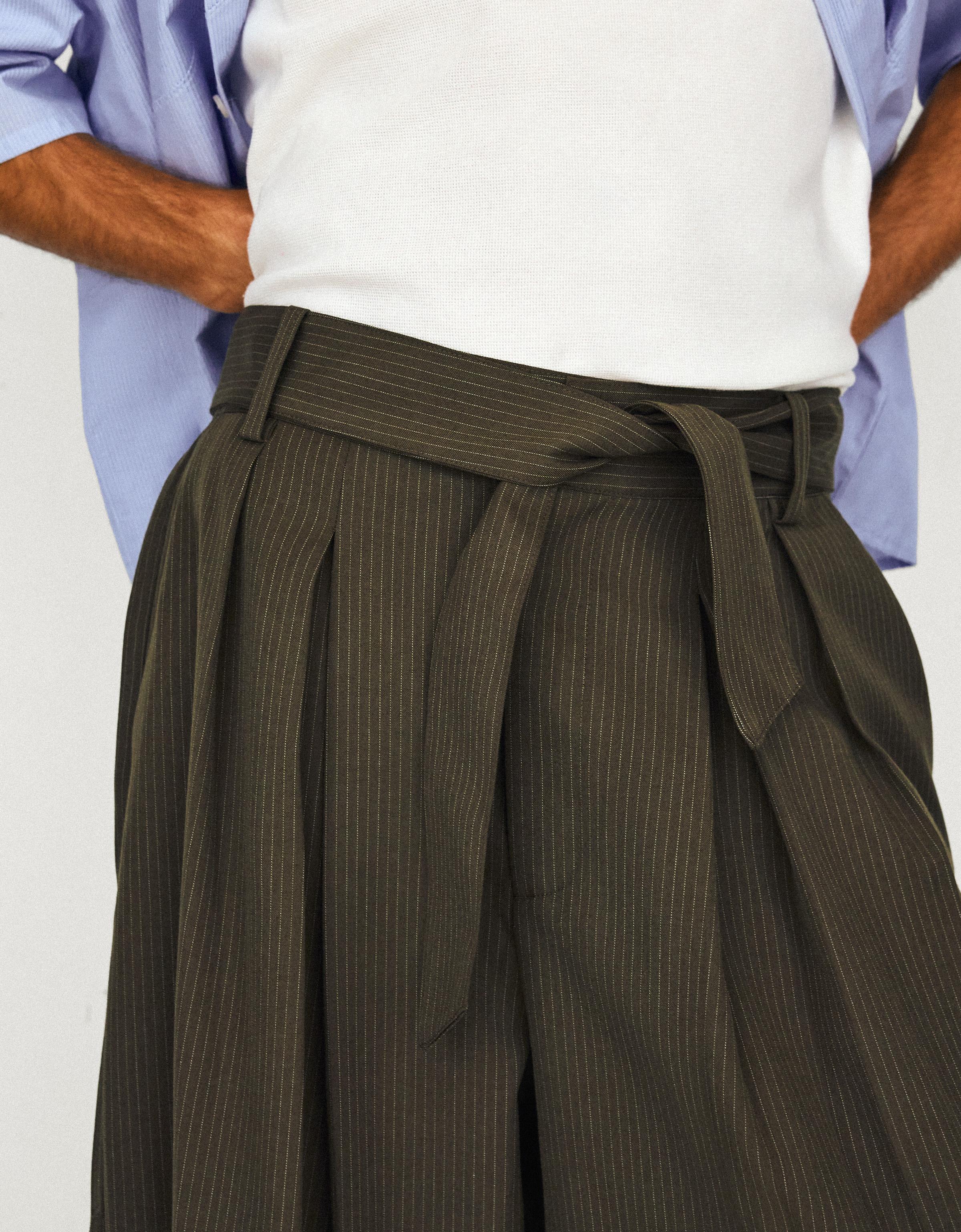 Barrel-leg trousers with darts and belt — Khaki