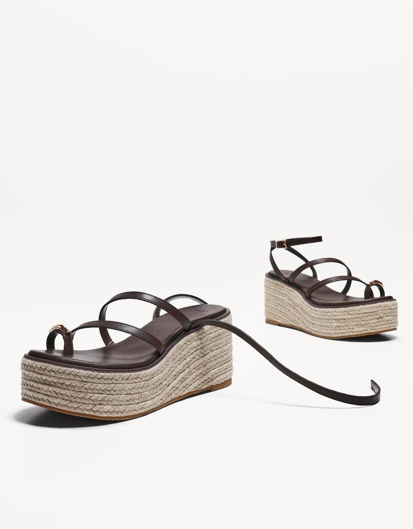 صندل بنعل عالٍ من الخيش-بني