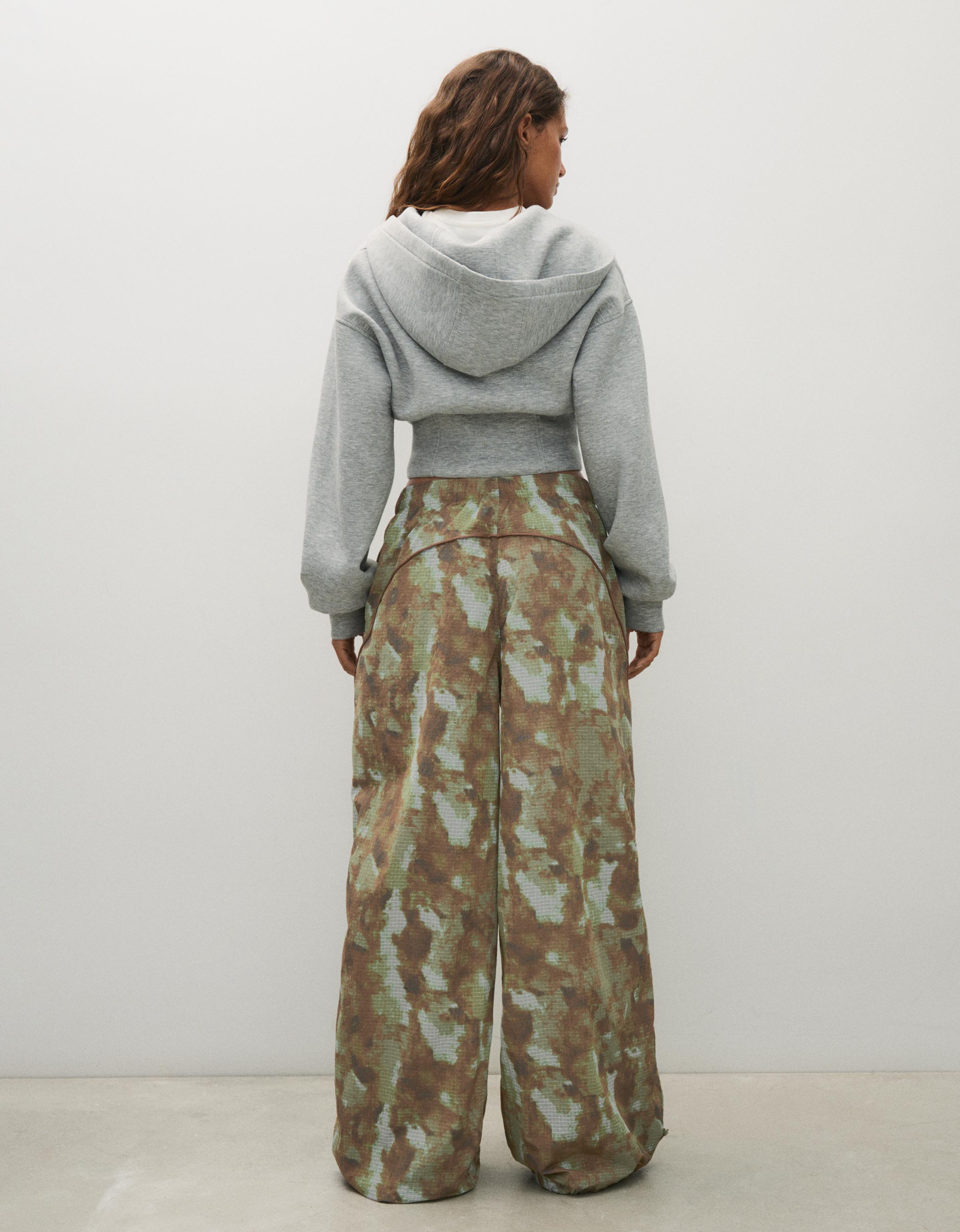 Technical print parachute trousers — Brown