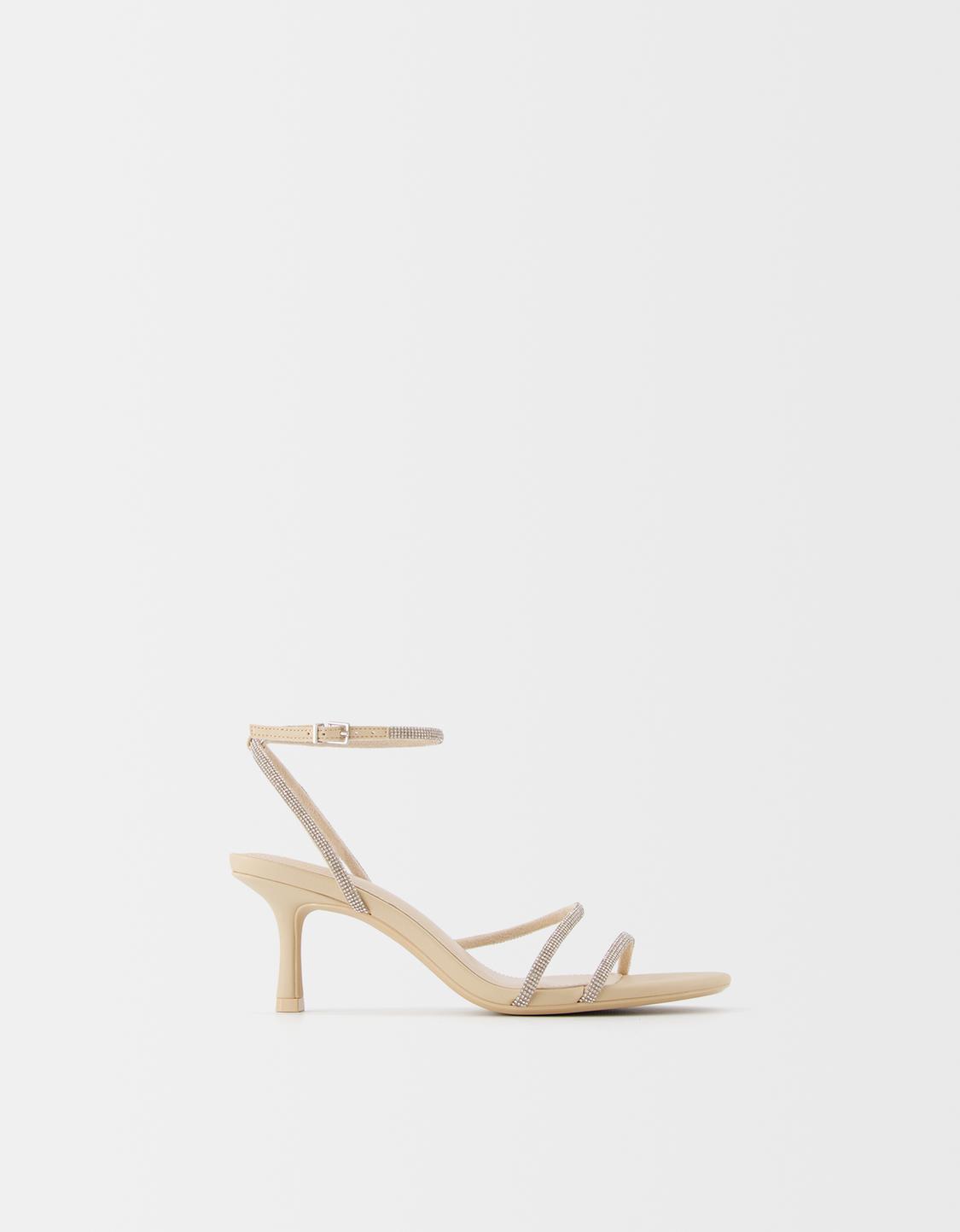 Sandales à talon avec brides et brillants