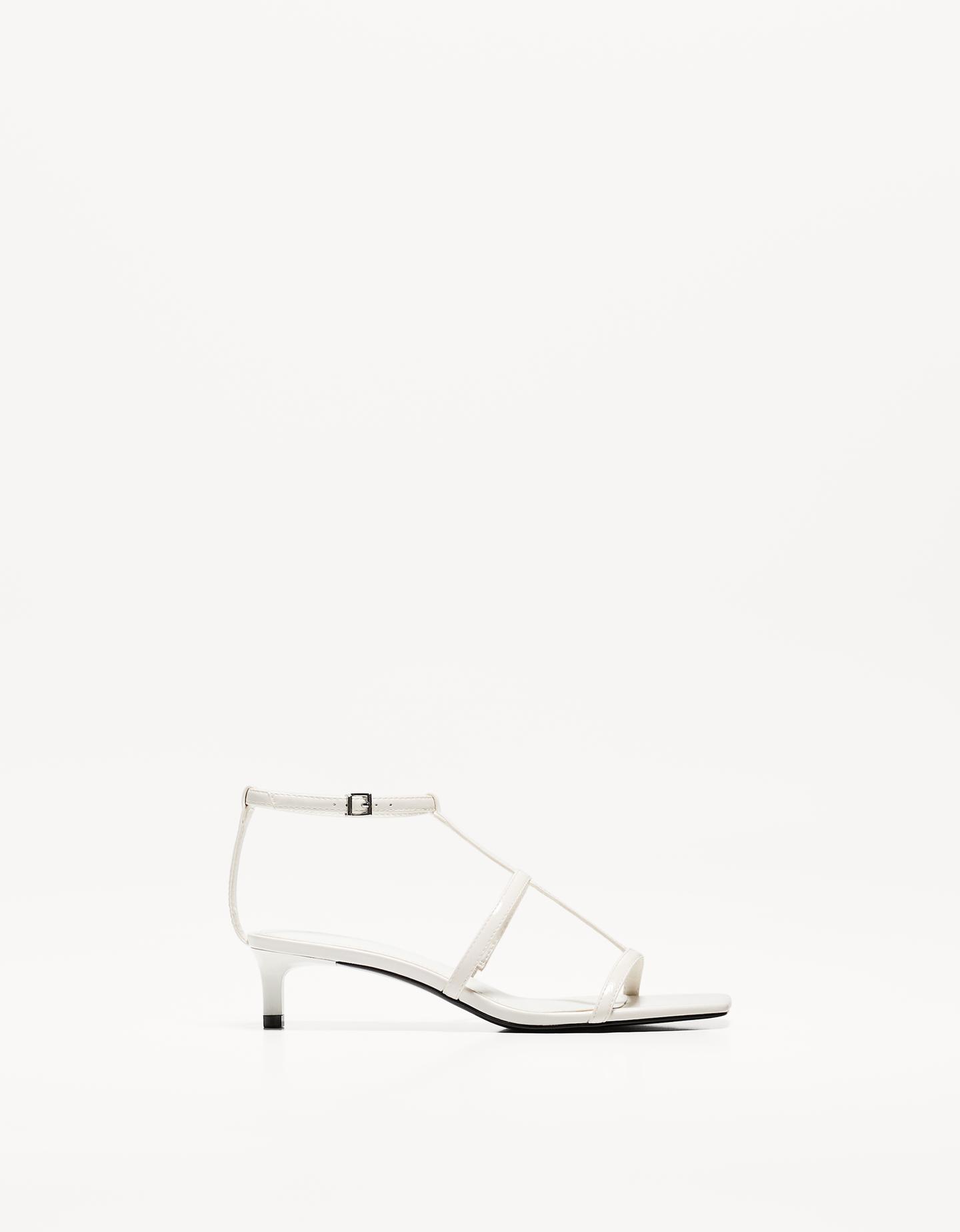 Bershka sandały na obcasie typu kaczuszka z paskami biały