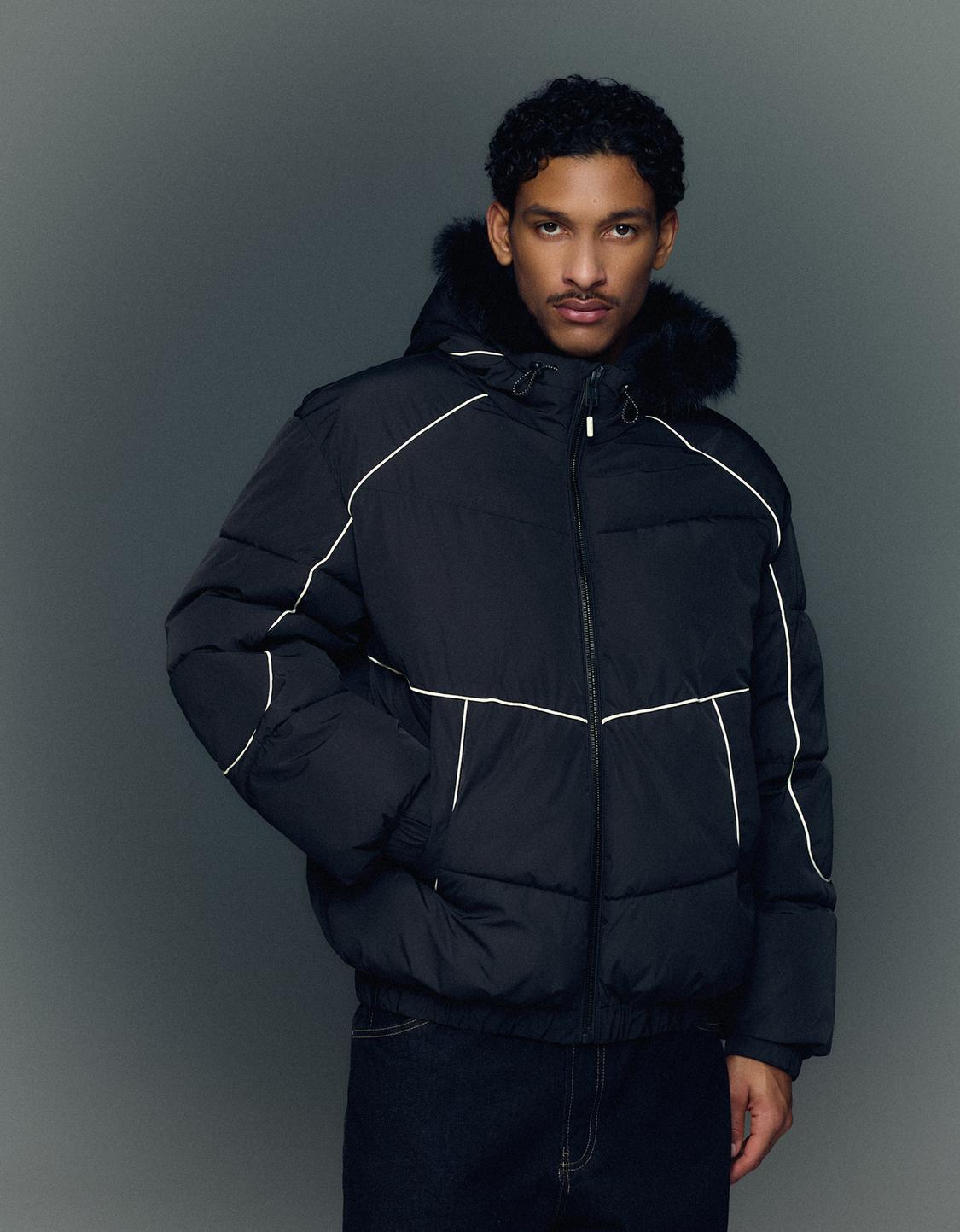 Casaco técnico capuz efeito de pelo