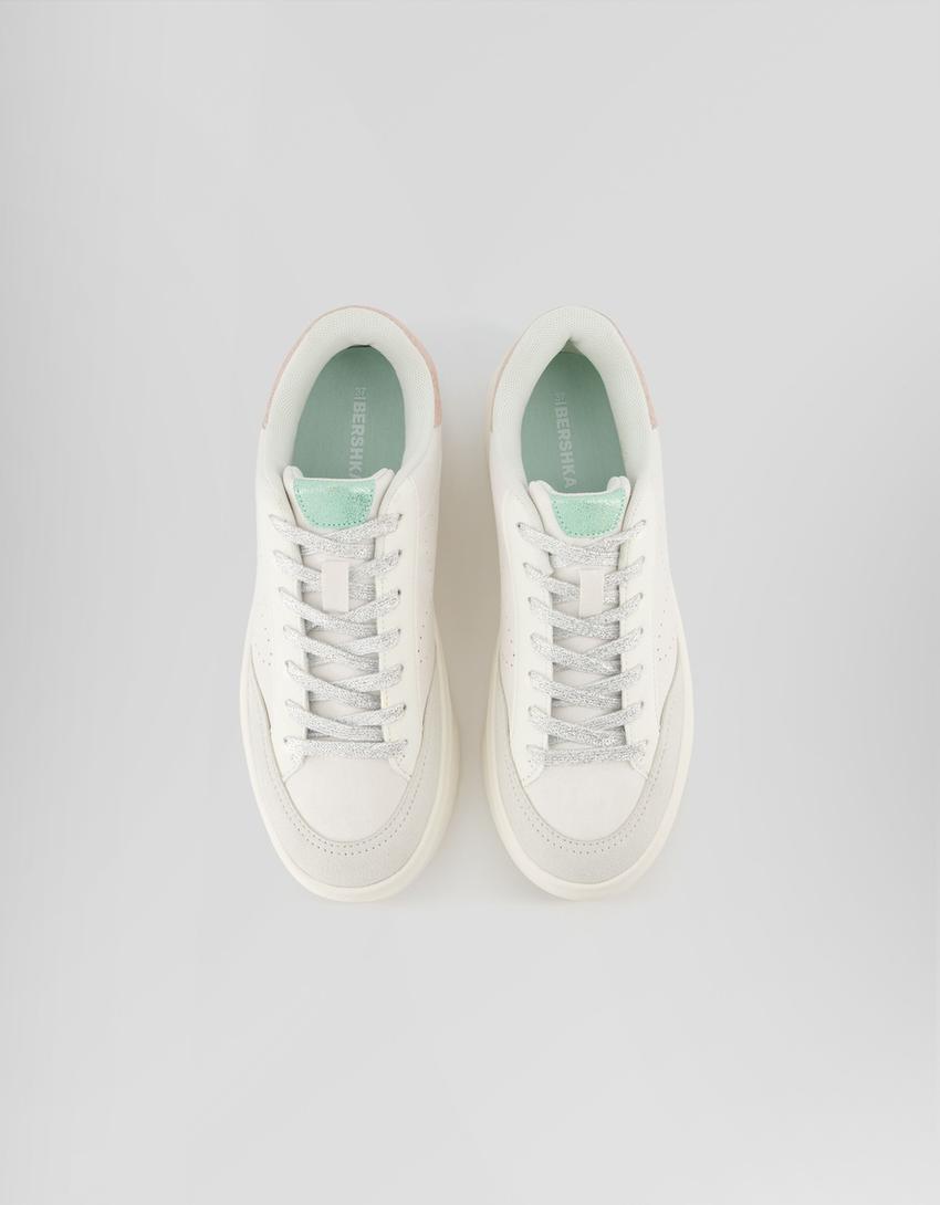 حذاء رياضي بطبعة حيوانية ونقش وتفصيل لامع-أبيض