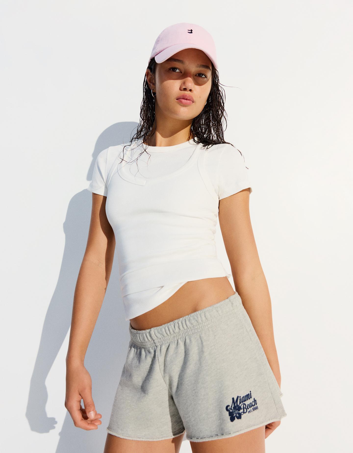 Bershka haftowane shorty z dzianiny dresowej szary