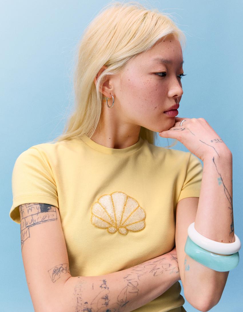 Short sleeve print and bead T-shirt-Yellow