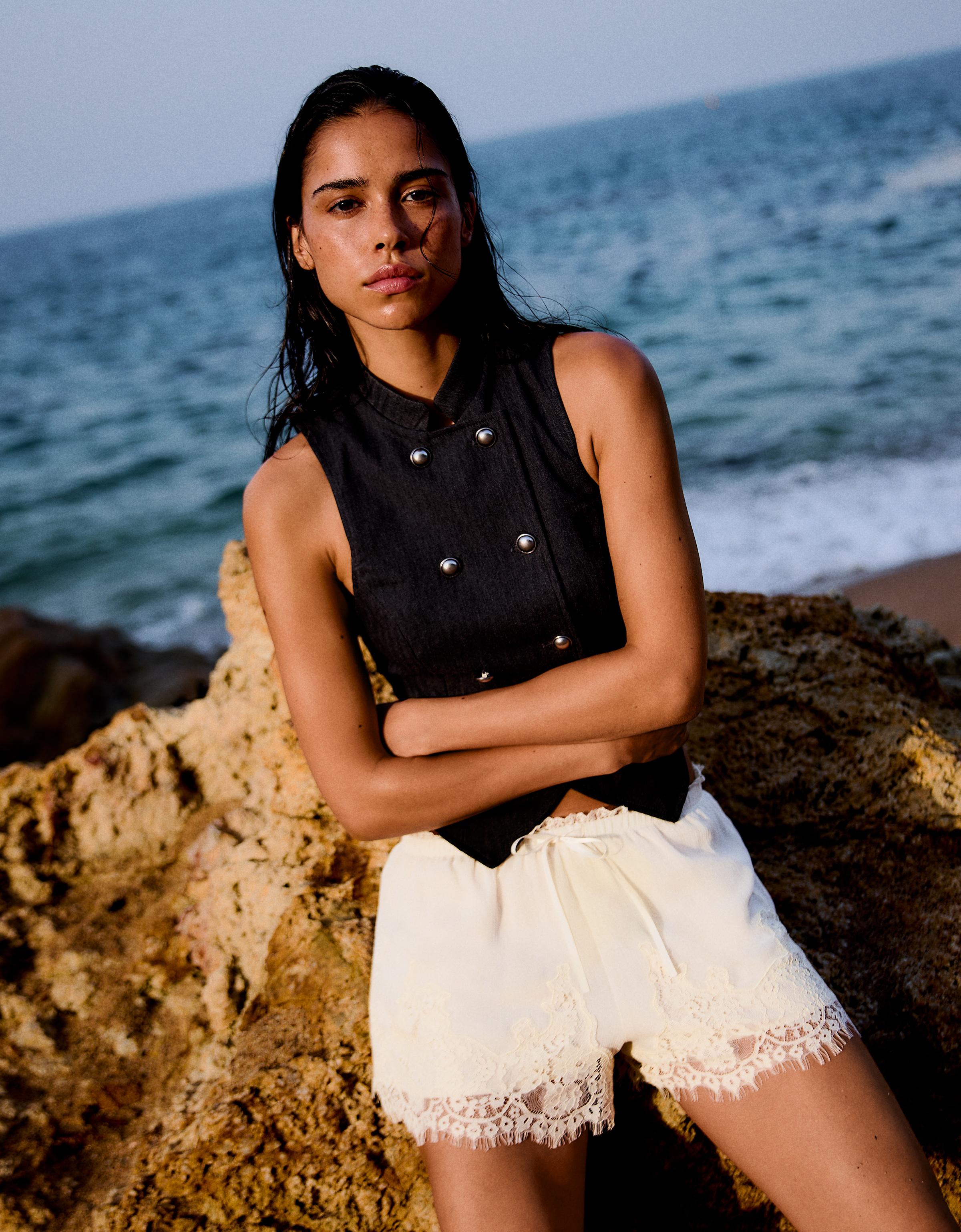 Crinkle lace shorts — Cream