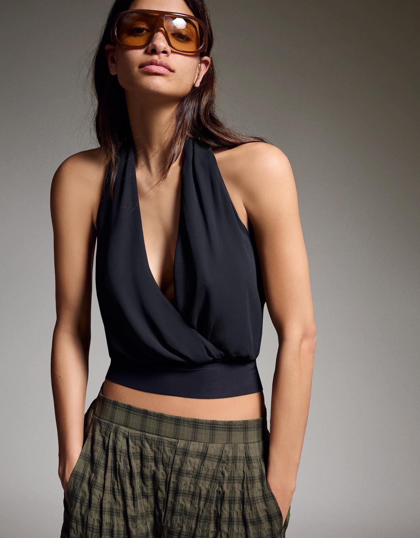 Bershka krzyżowany top z dekoltem halter czarny