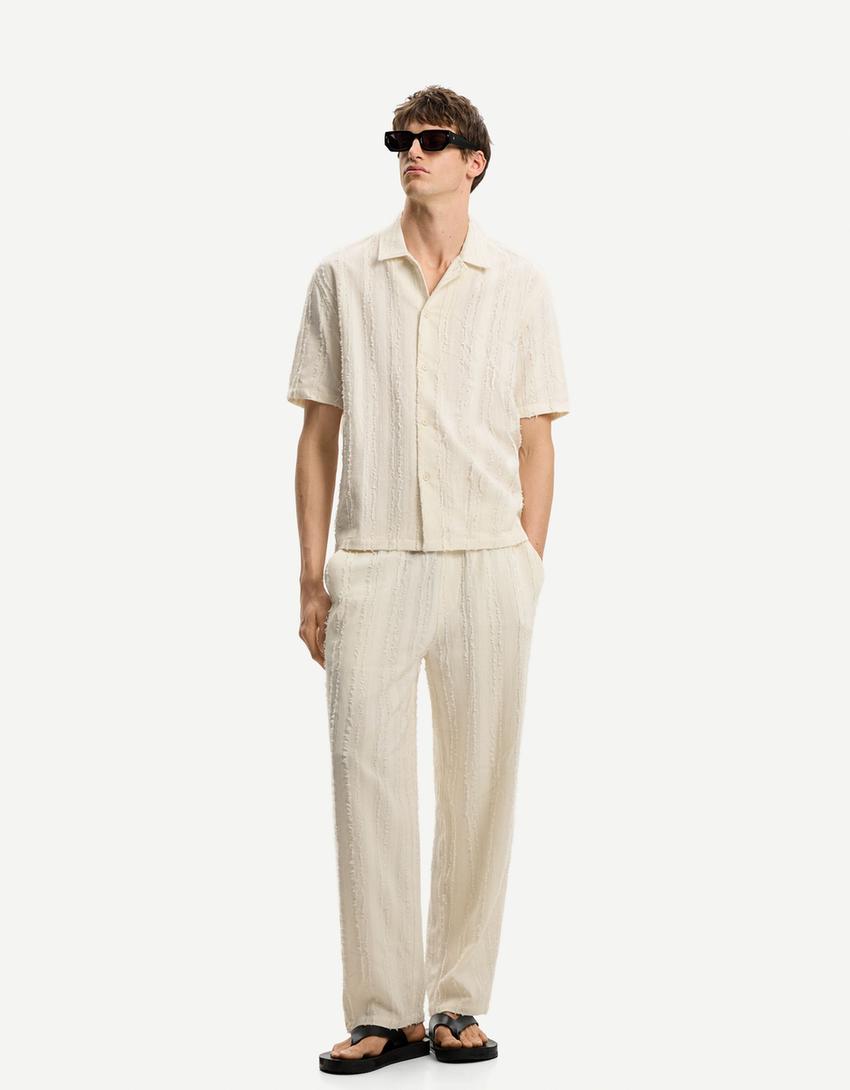 قميص بملمس بارز وأكمام قصيرة-أبيض مطفي