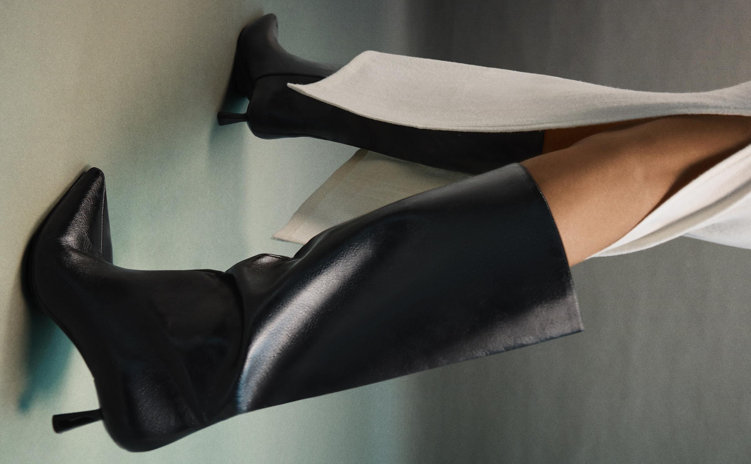 Kitten heel boots