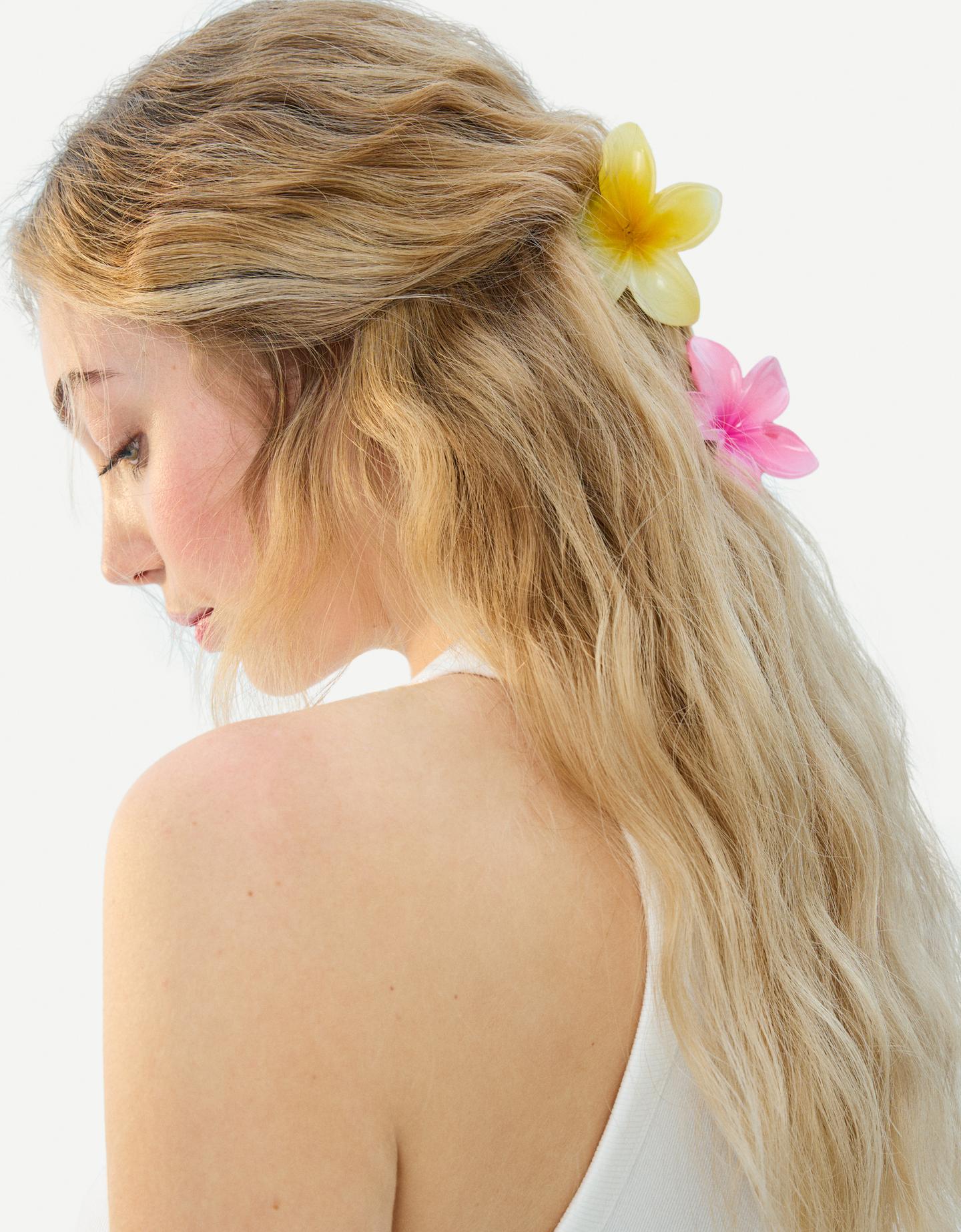 Bershka komplet 2 klamerek do włosów w kształcie kwiatów różowy