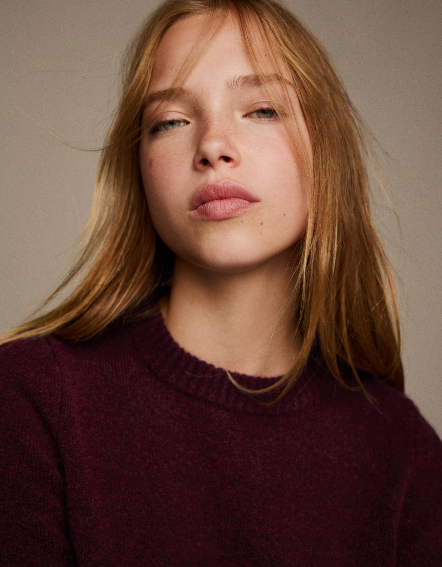 Bershka sweter z okrągłym dekoltem bordowy