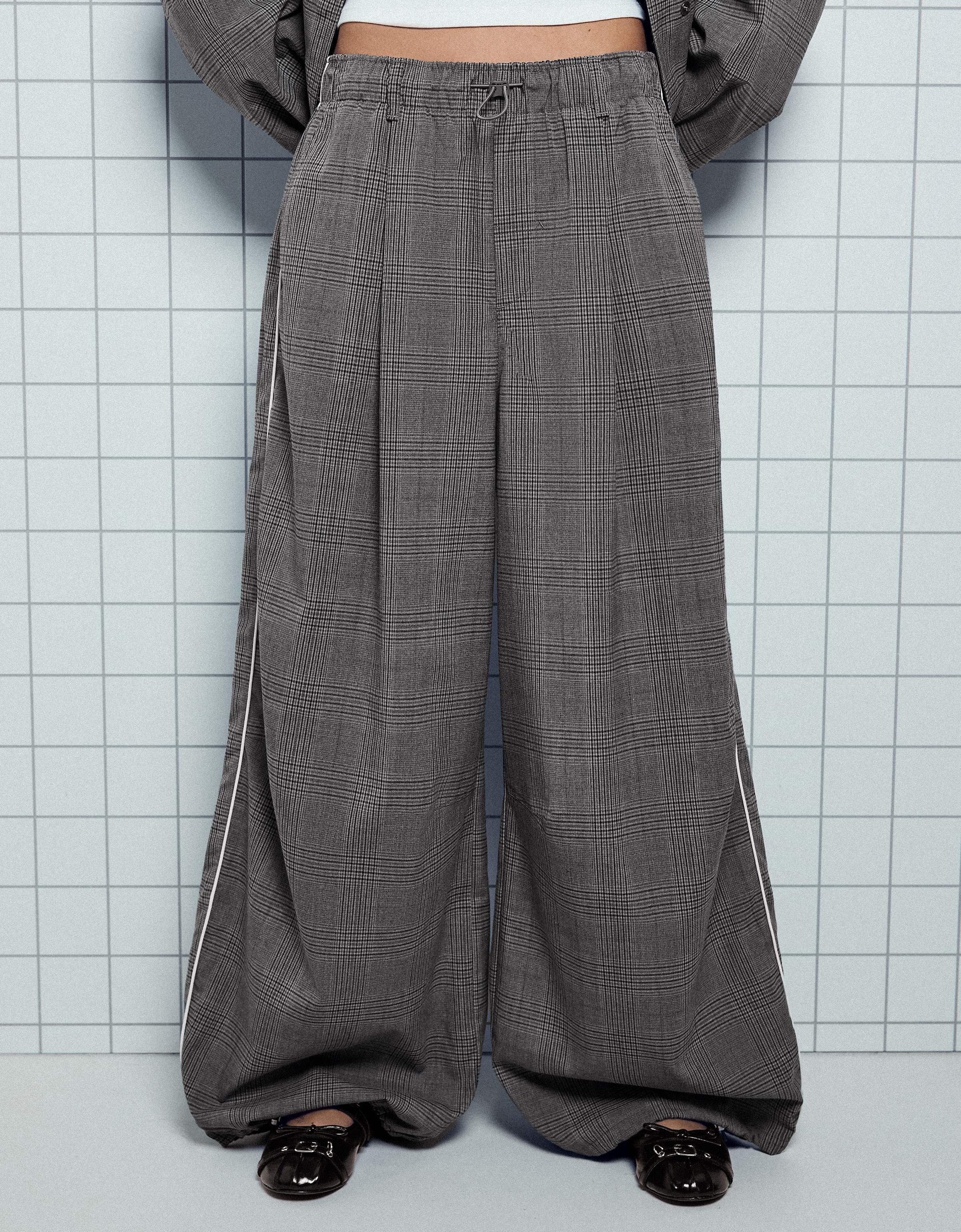 Bershka Kare desenli pileli pantolon görsel 7