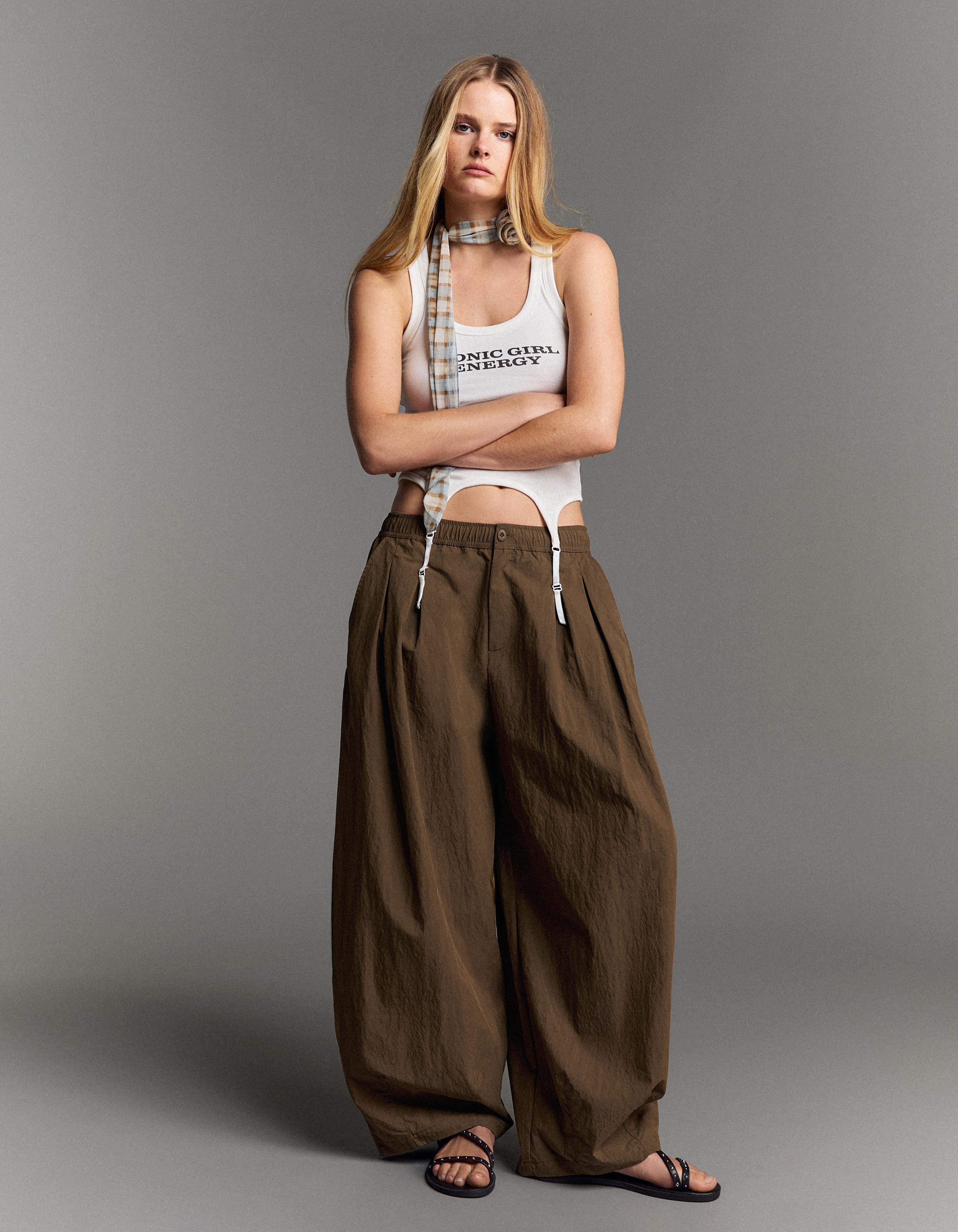 Bershka Pantalón Técnico Cropped Volumen Mujer Marrón