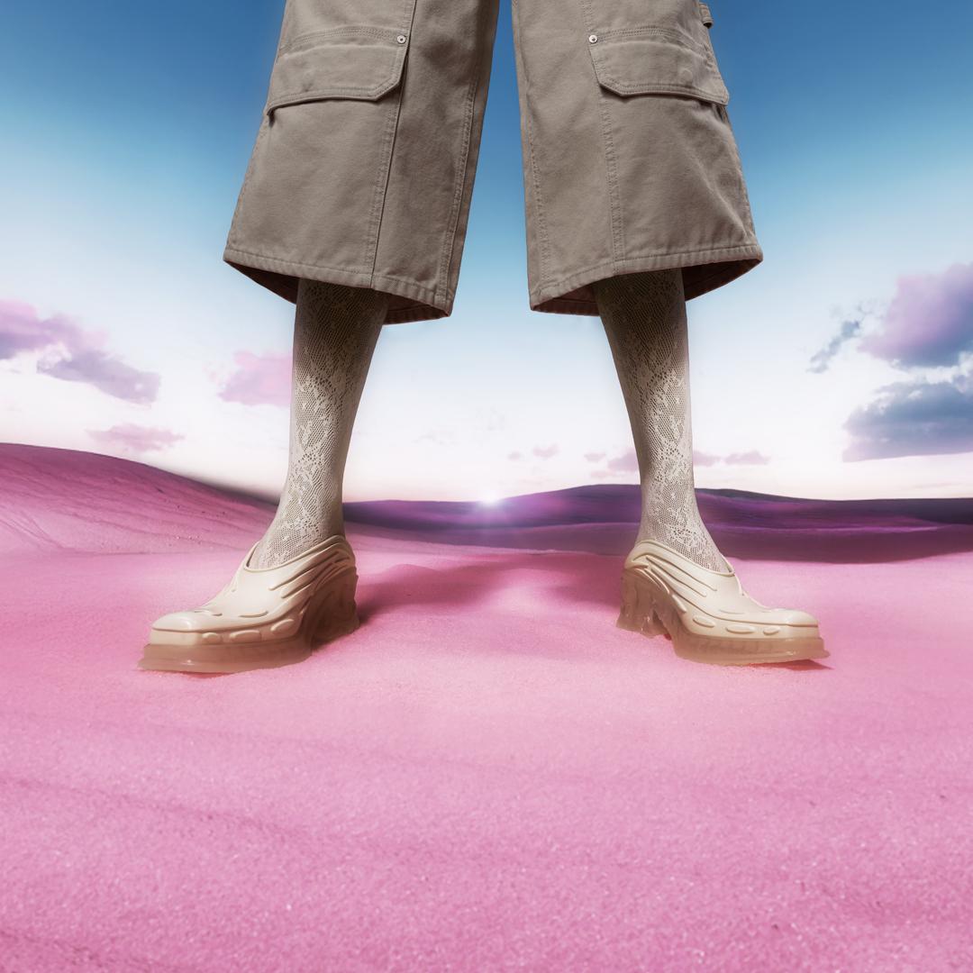 High-heel out of core cowboy clogs