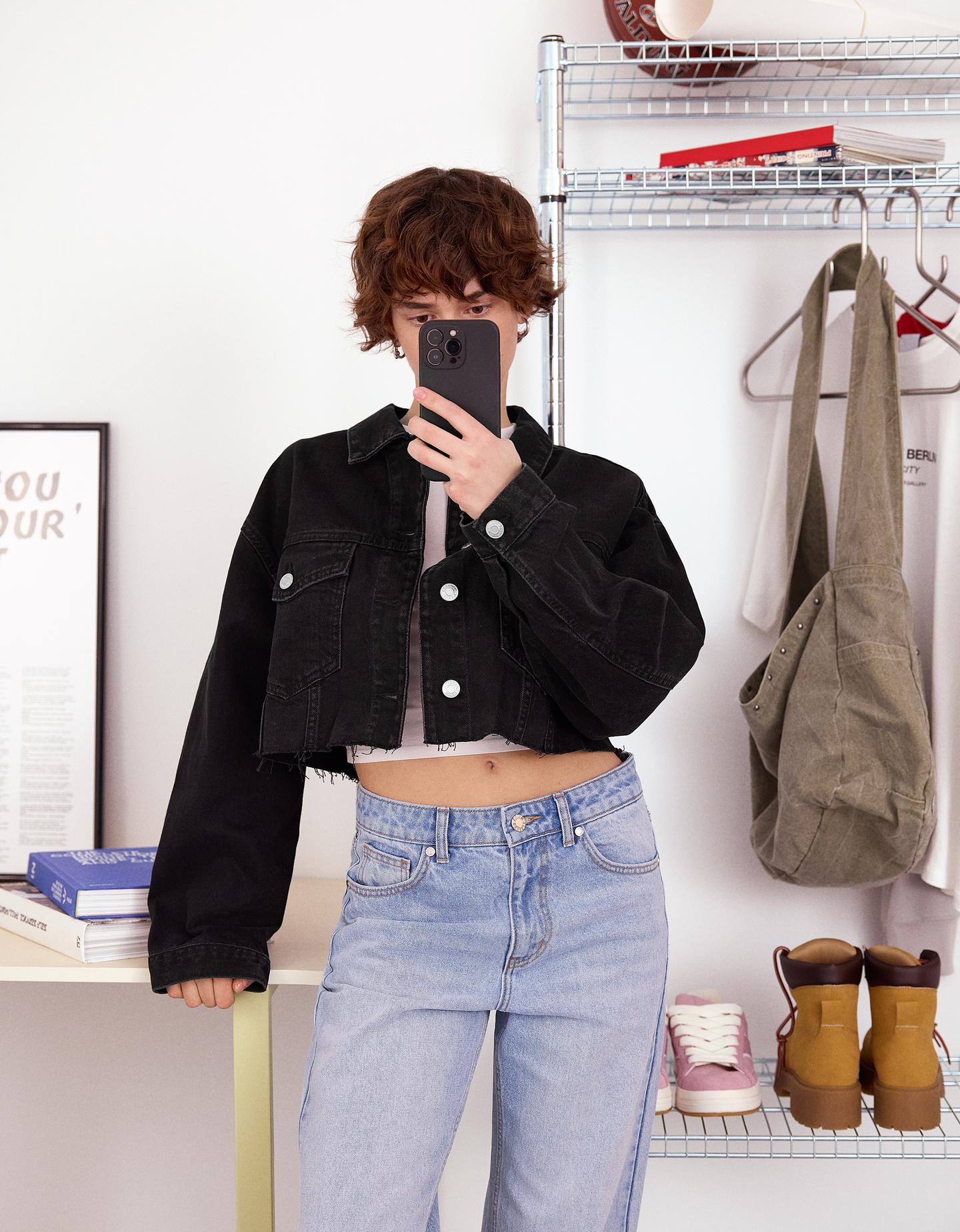 Bershka kurtka jeansowa o krótszym kroju czarny