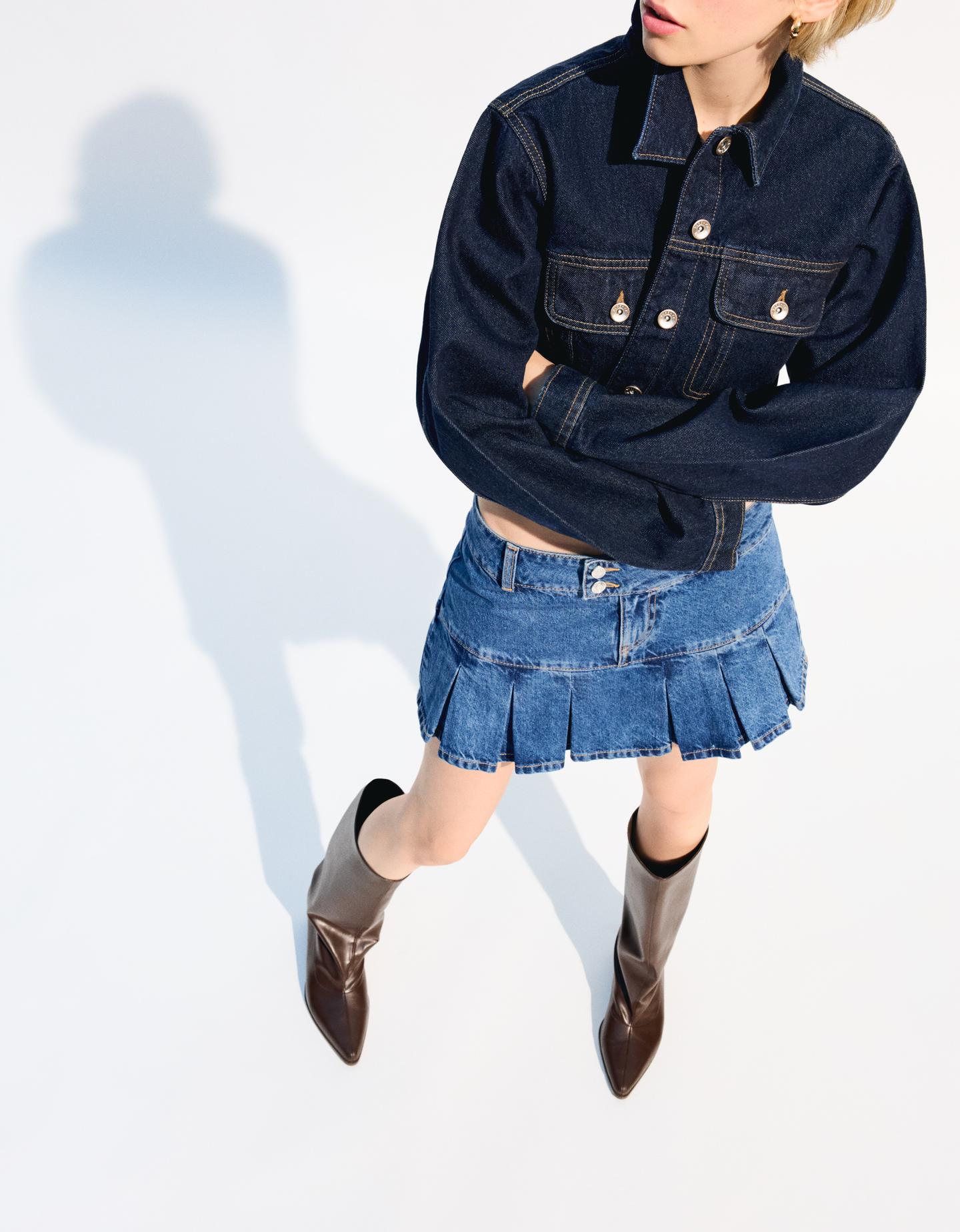 Bershka jeansowa spódnica mini z zakładkami wyblakły niebieski