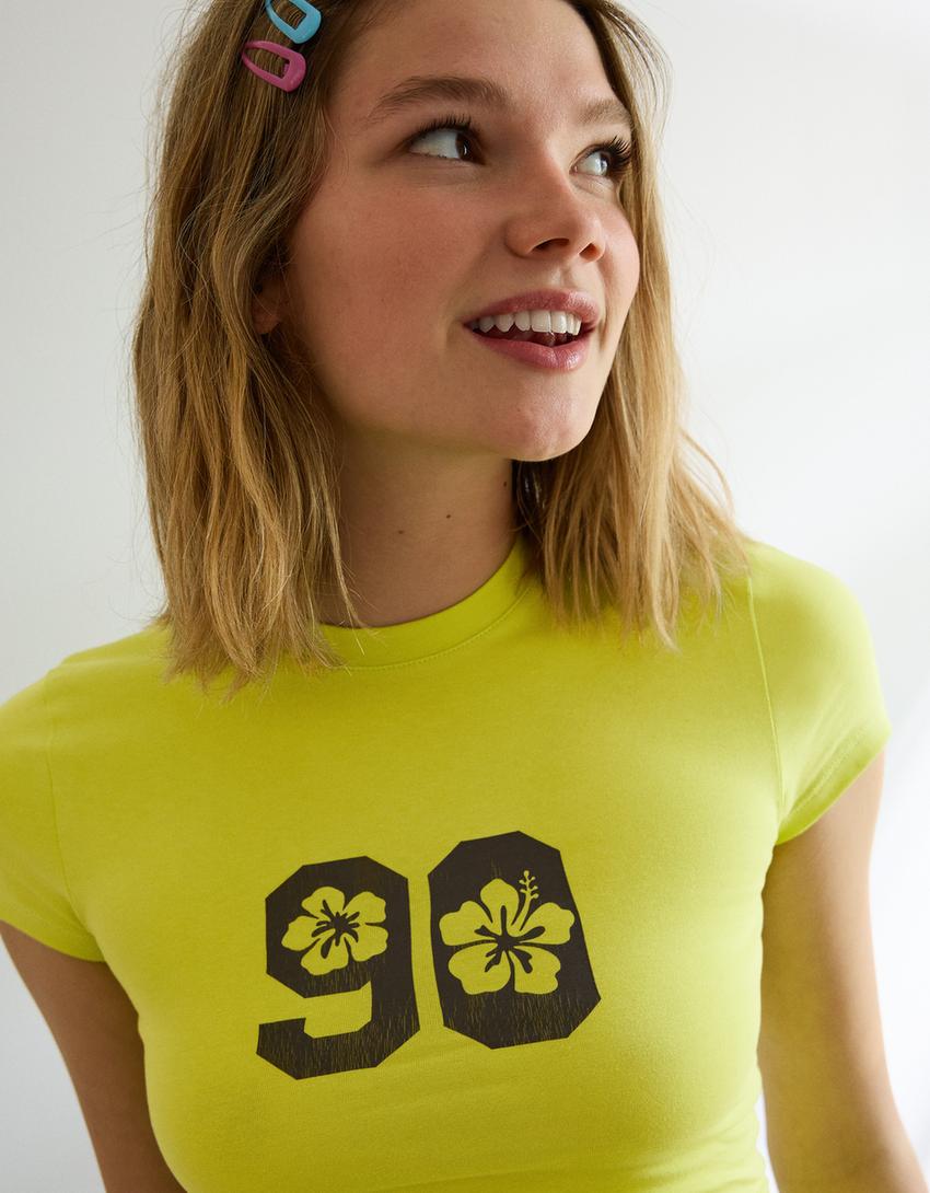 Kortermet T-skjorte med rysjer og trykk-Gul