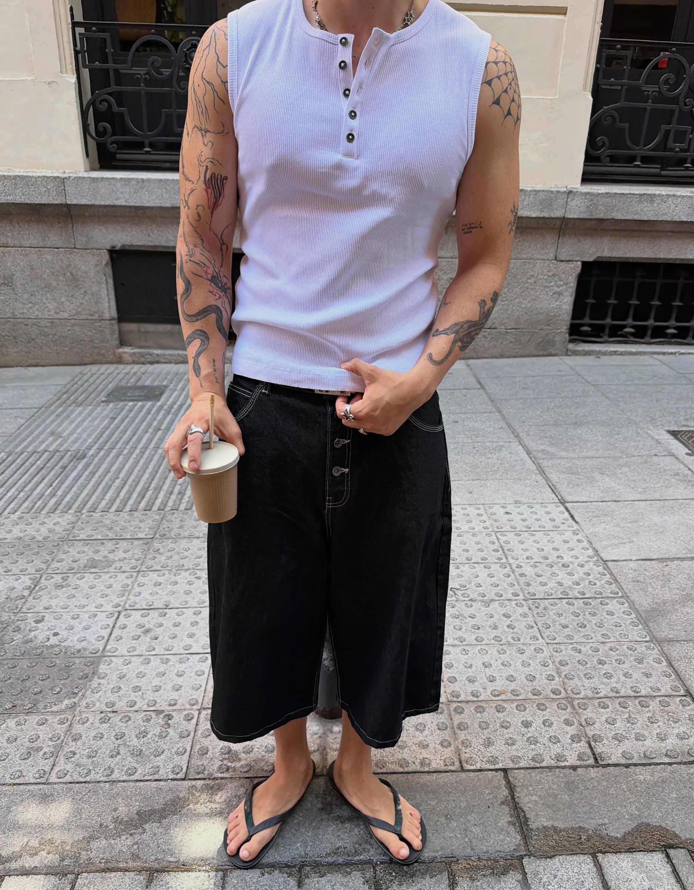 Barrel leg denim Bermuda shorts — Black