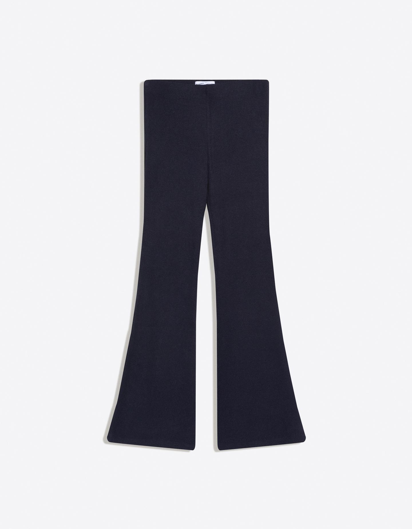 Bershka spodnie o kroju flare soft touch granatowy