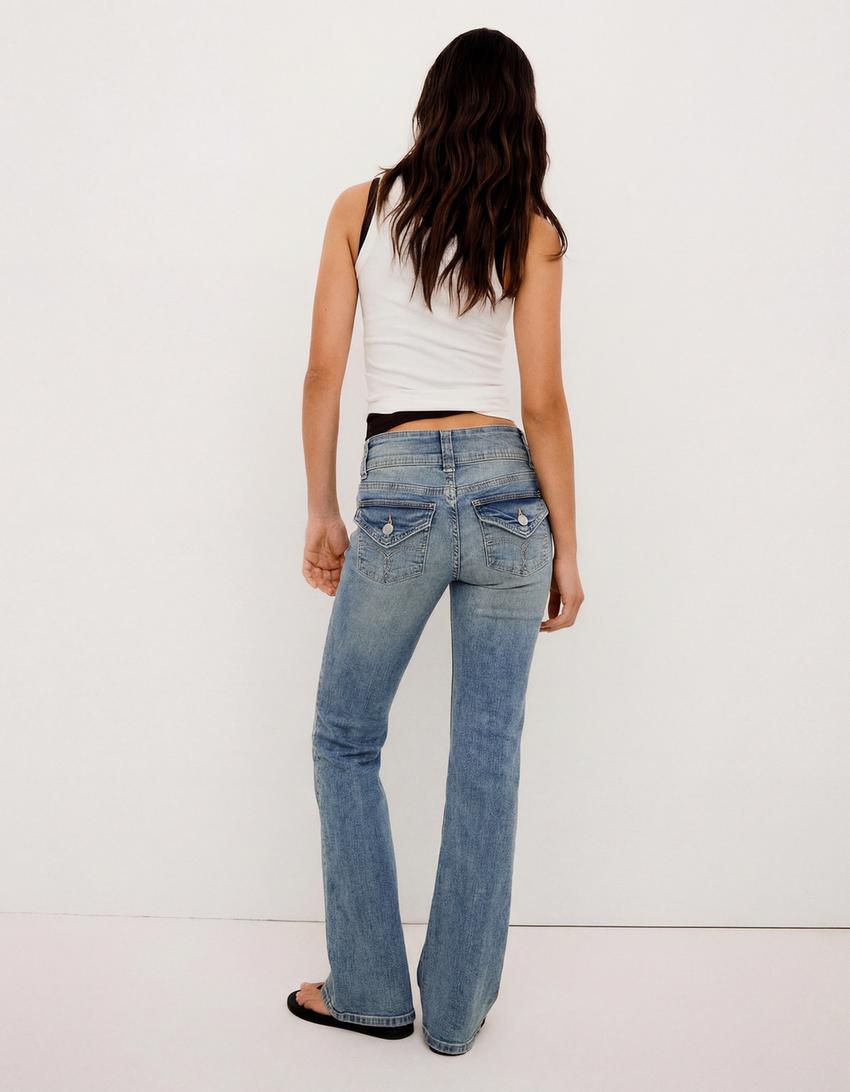 Bootcut-Jeans mit tiefem Bund und Flaps-Ausgewaschenes Blau
