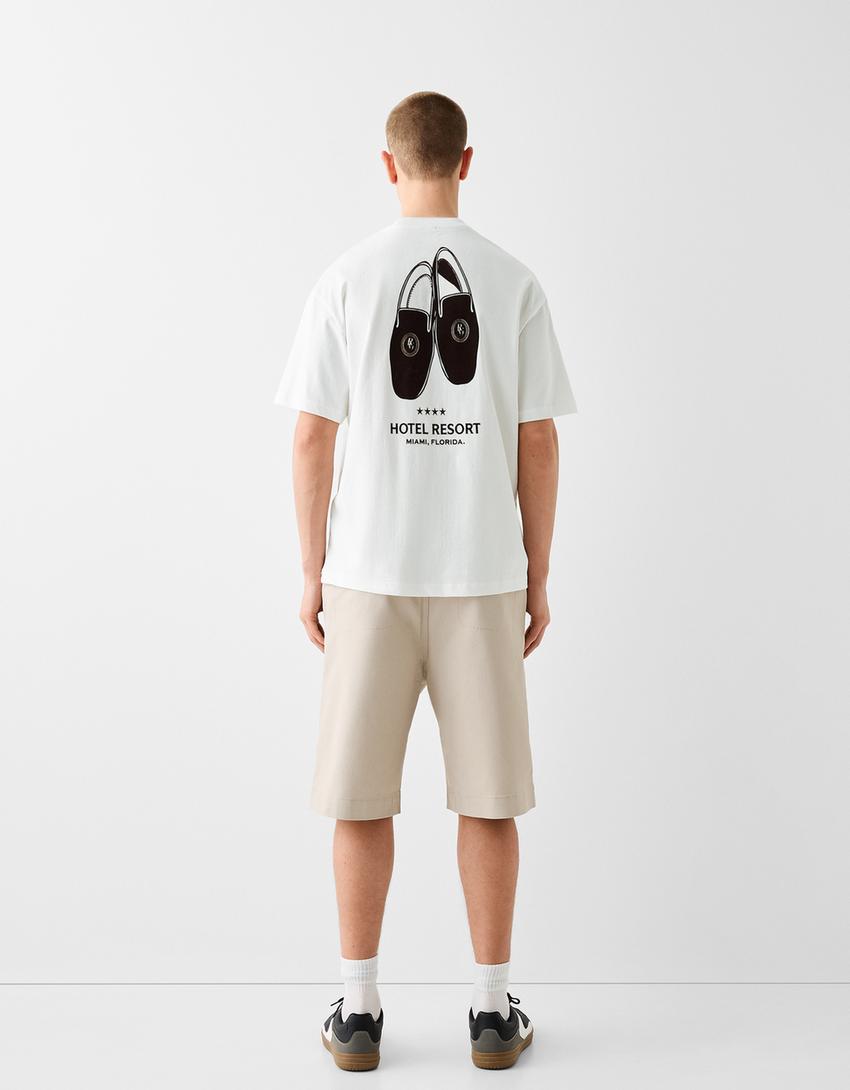 تيشرت بقصّة مربعة وأكمام قصيرة وطبعة-أبيض-1