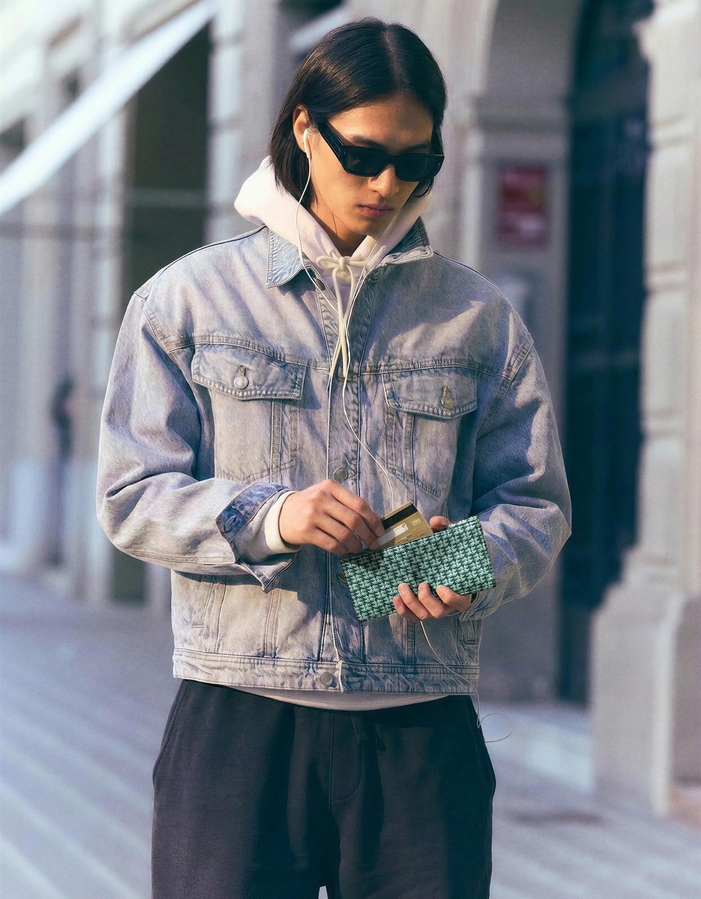 Bershka portfel z monogramem zielony