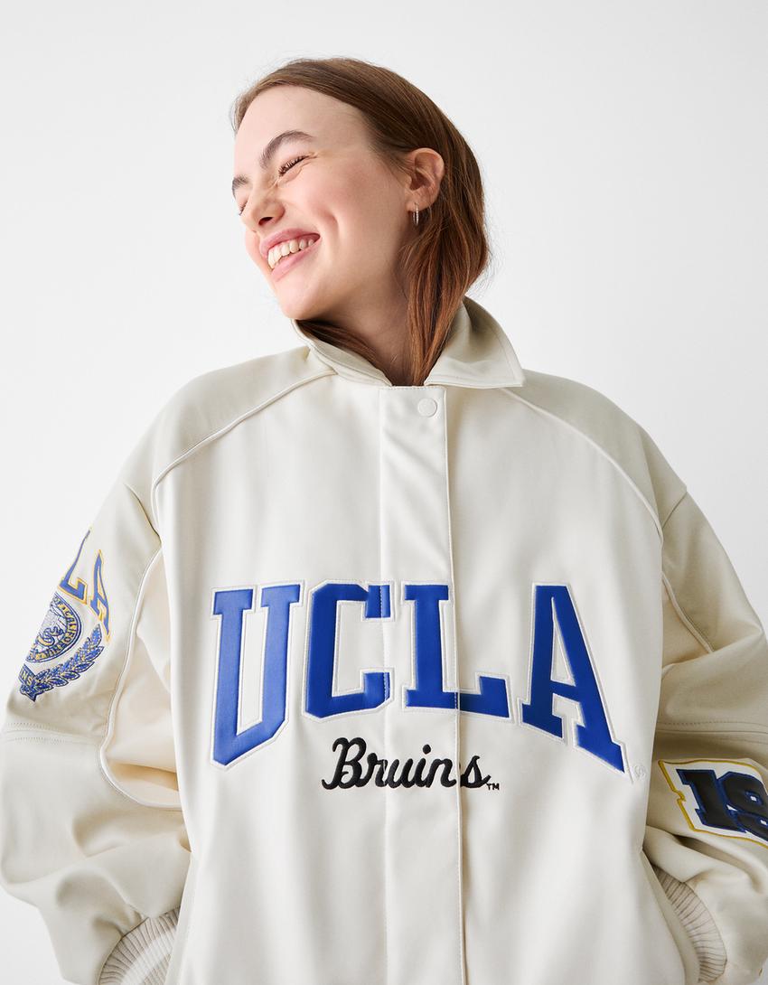 جاكيت UCLA مطرز من جلد صناعي-أبيض-2