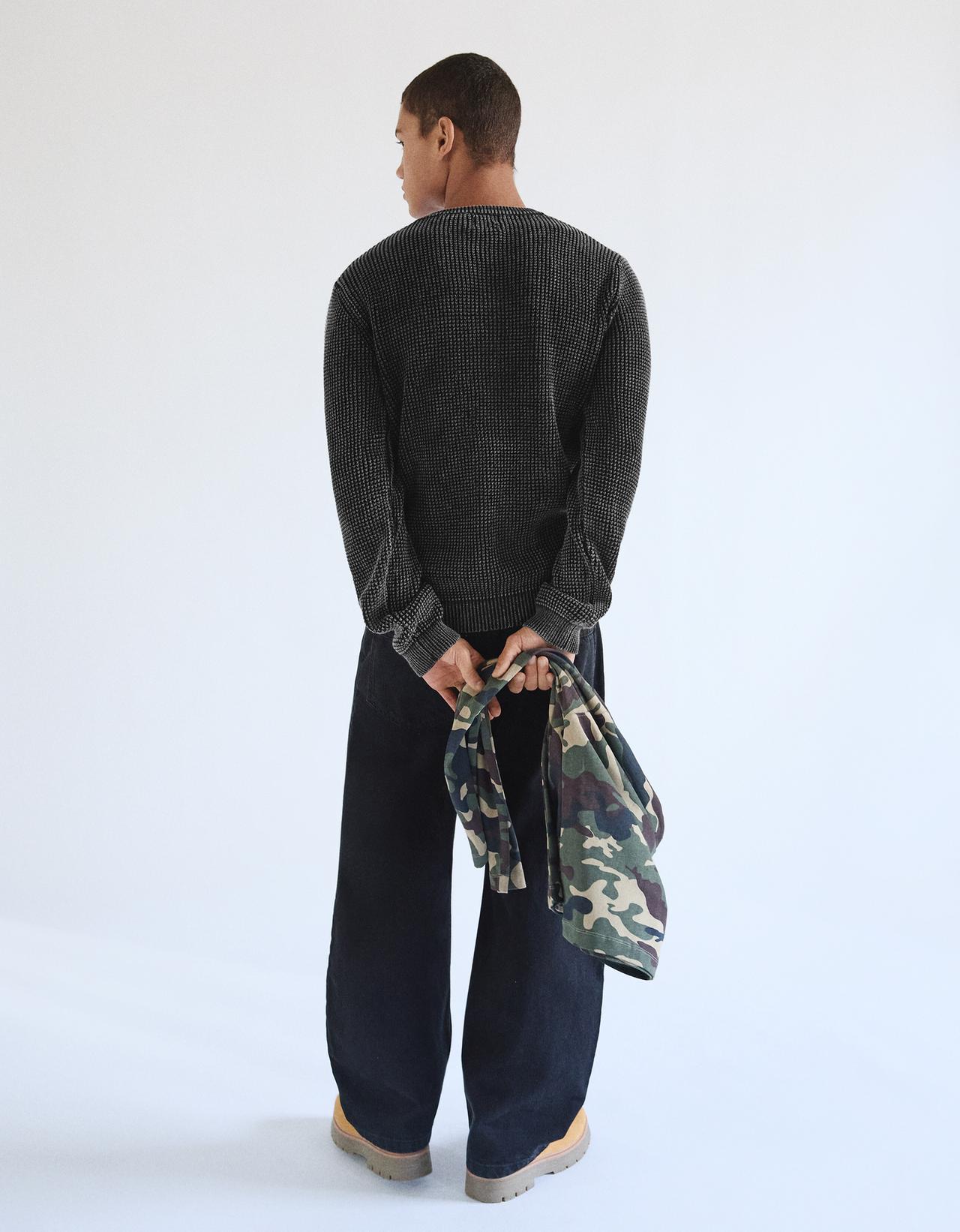 Washed-effect henley jumper — Black