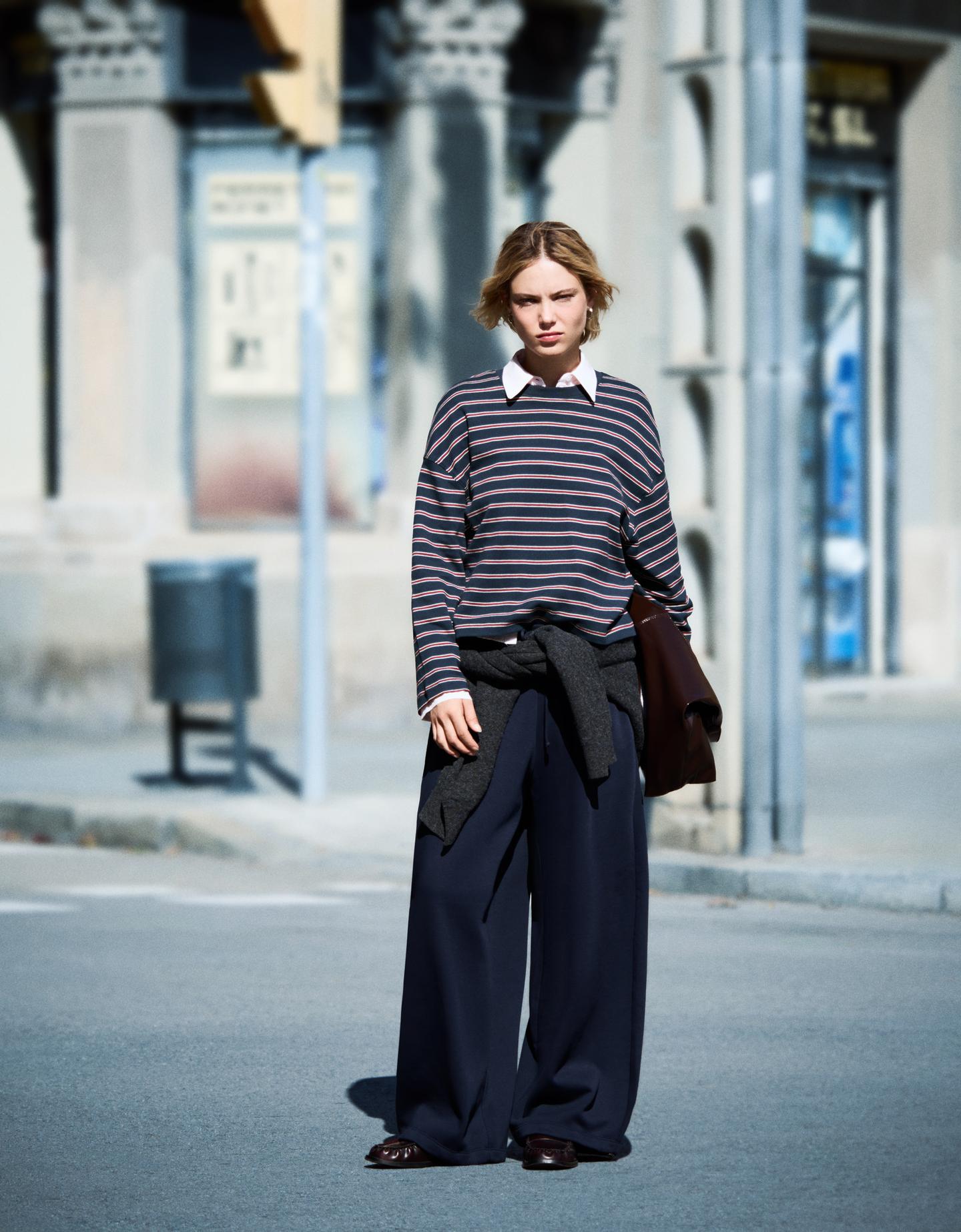 Bershka koszulka z długim rękawem i nadrukiem granatowy