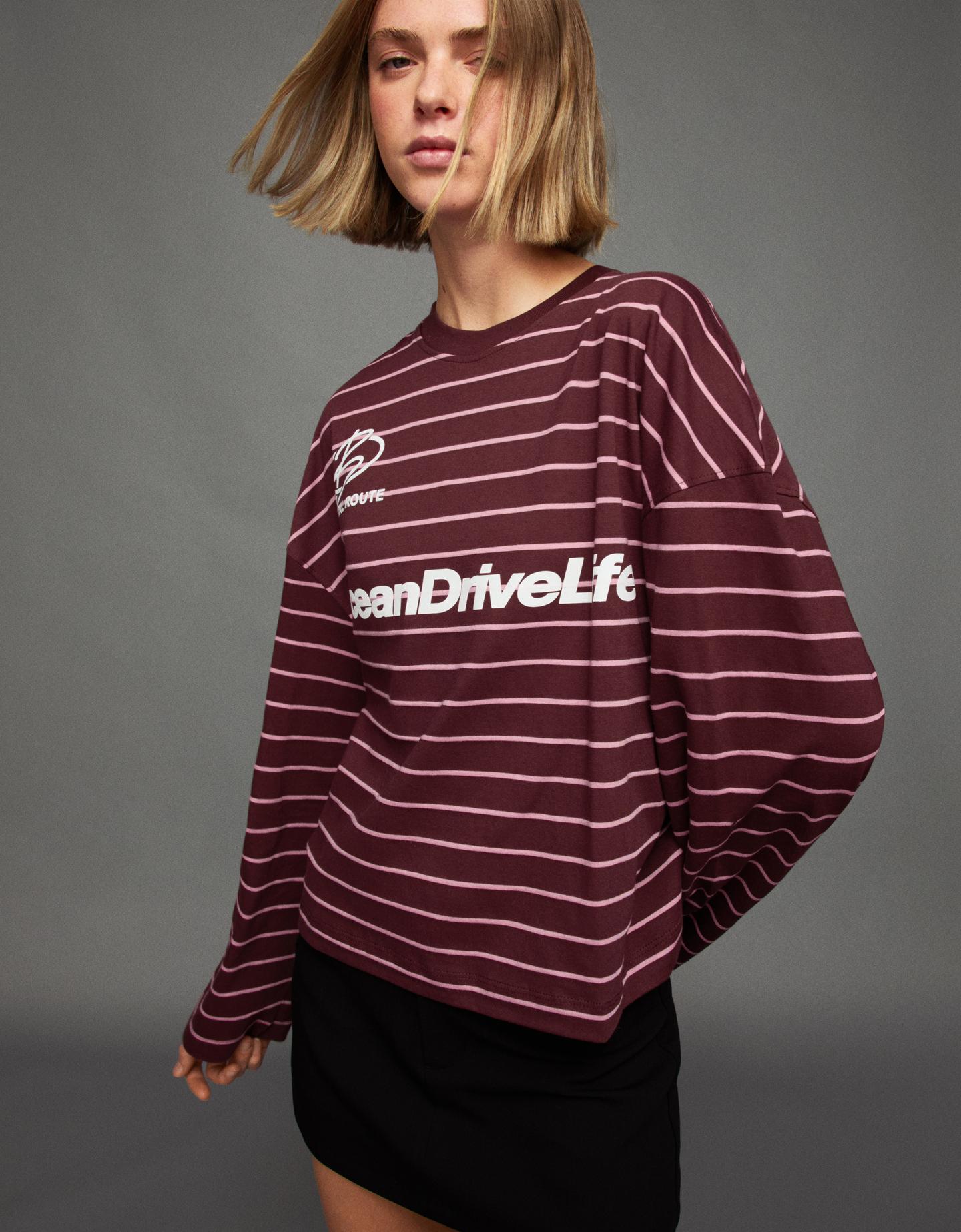 Bershka koszulka oversize z długim rękawem i nadrukiem bordowy