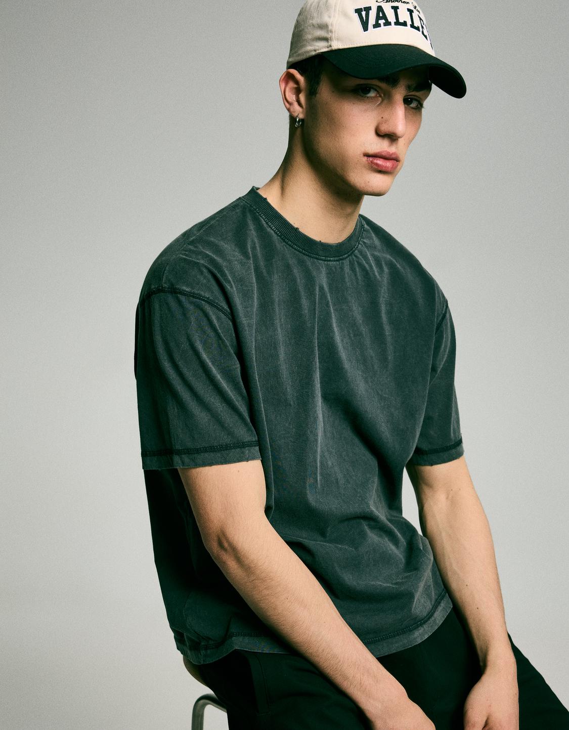 Ripped short sleeve T-shirt