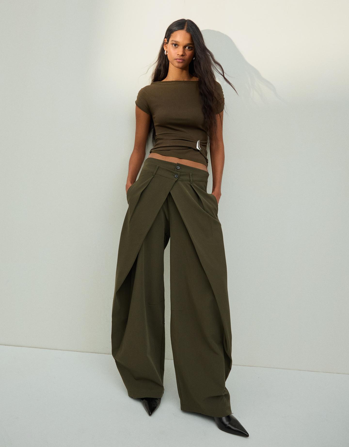 Bershka Pantalón Pliegues Doble Botón Mujer Kaki