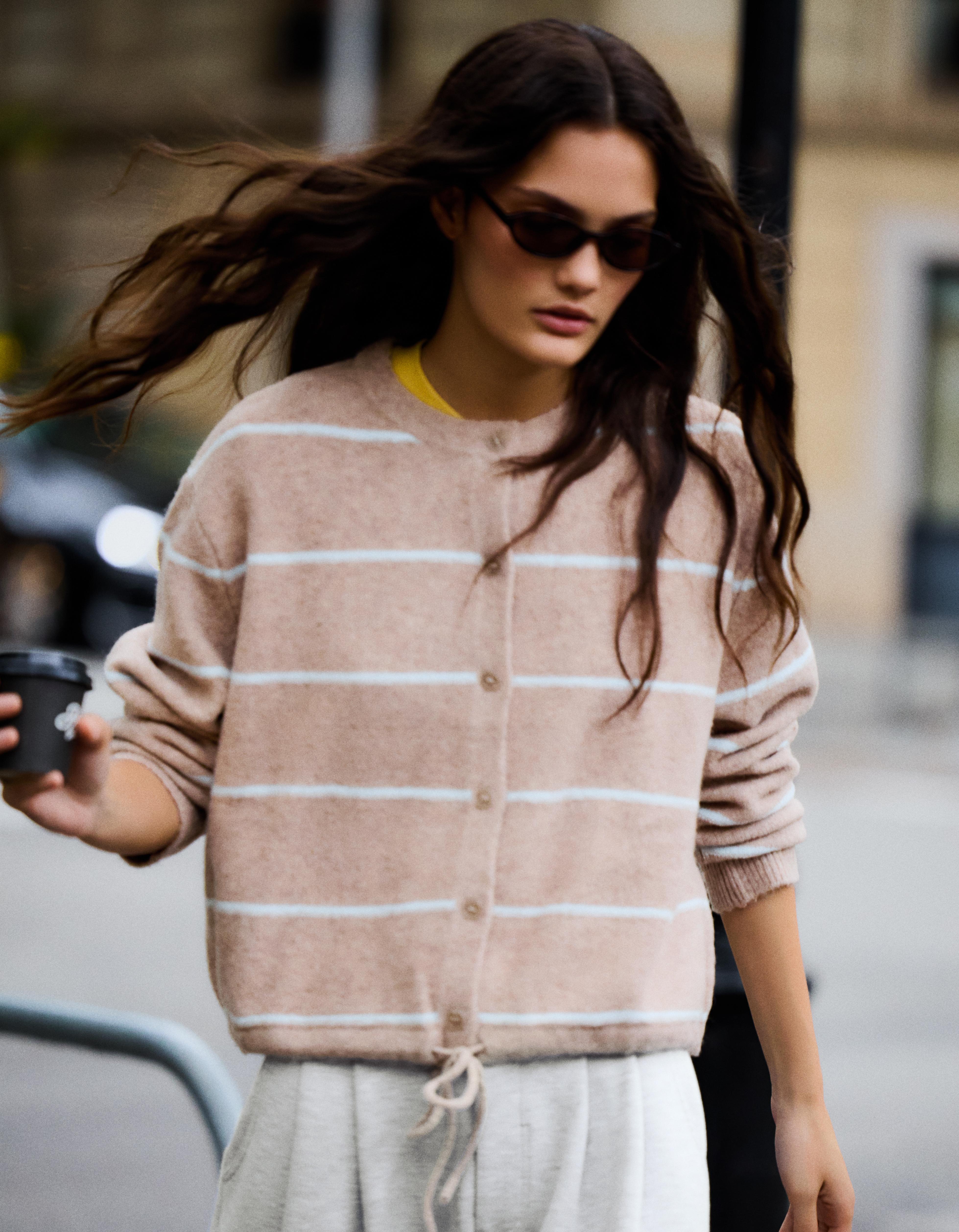 Bershka Kardigan Z Dzianiny Z Okrągłym Dekoltem W Paski Kobieta Piaskowy