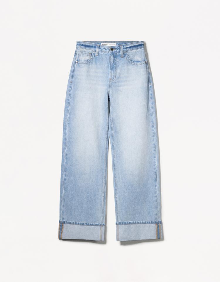 Wide-leg '90s jeans with turn-up hems