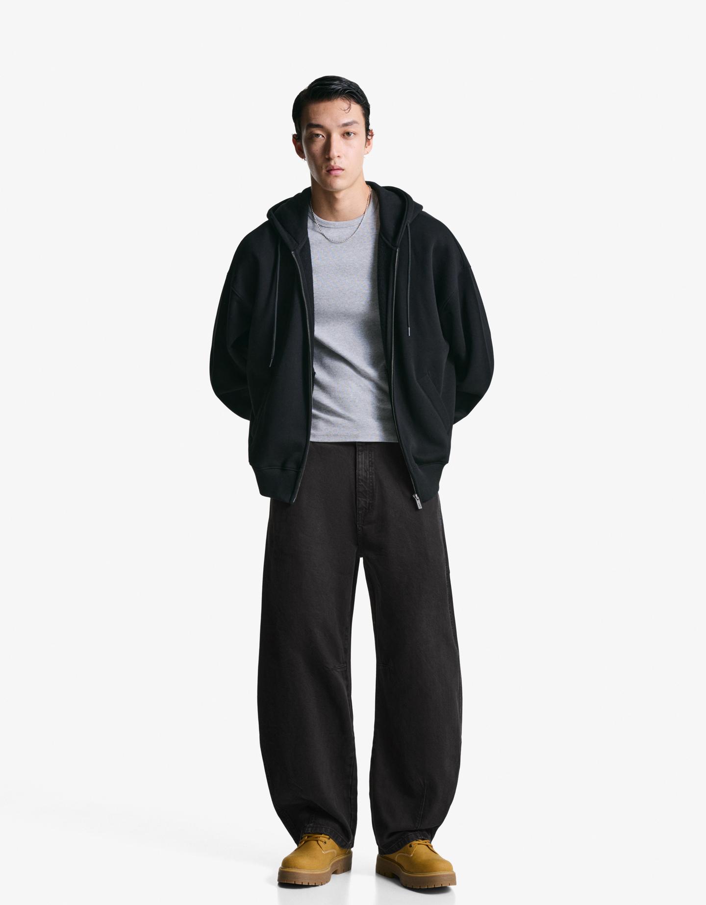 Bershka spodnie o kroju barrel czarny
