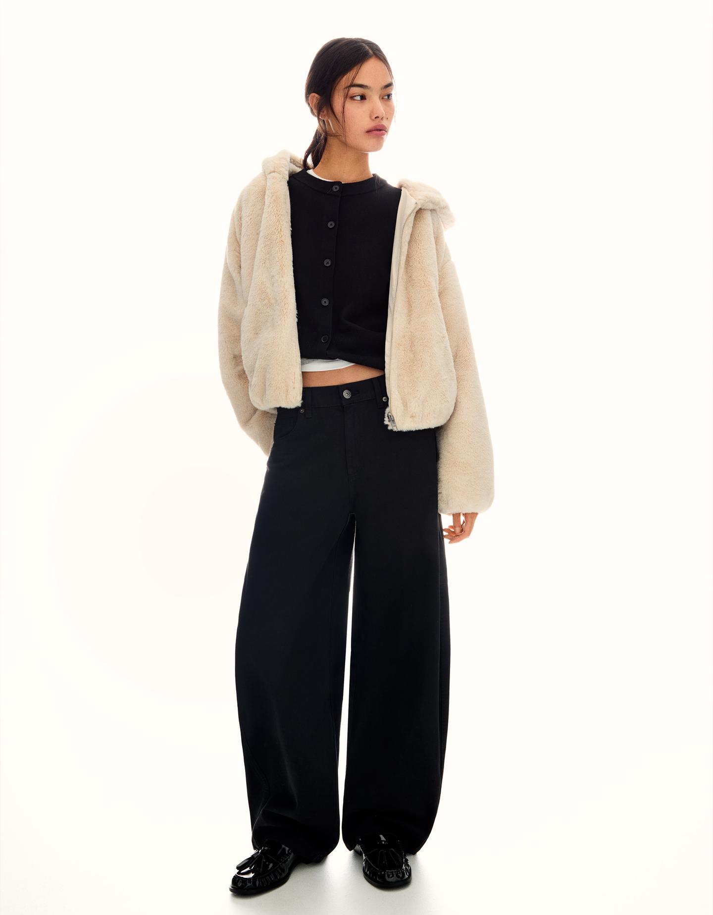 Bershka kurtka z efektem futra z kapturem piaskowy