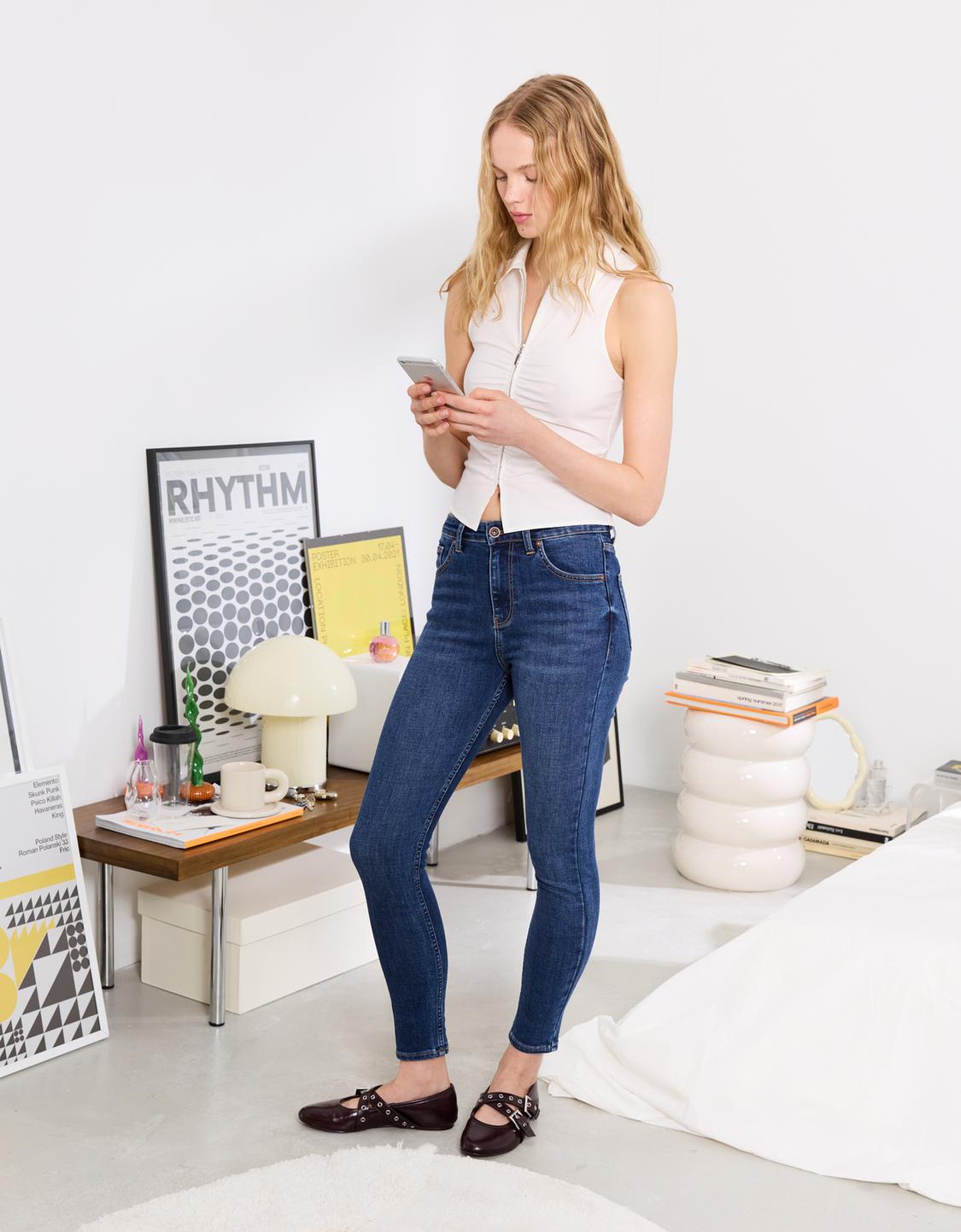 Skinny traperice s vrlo visokim strukom