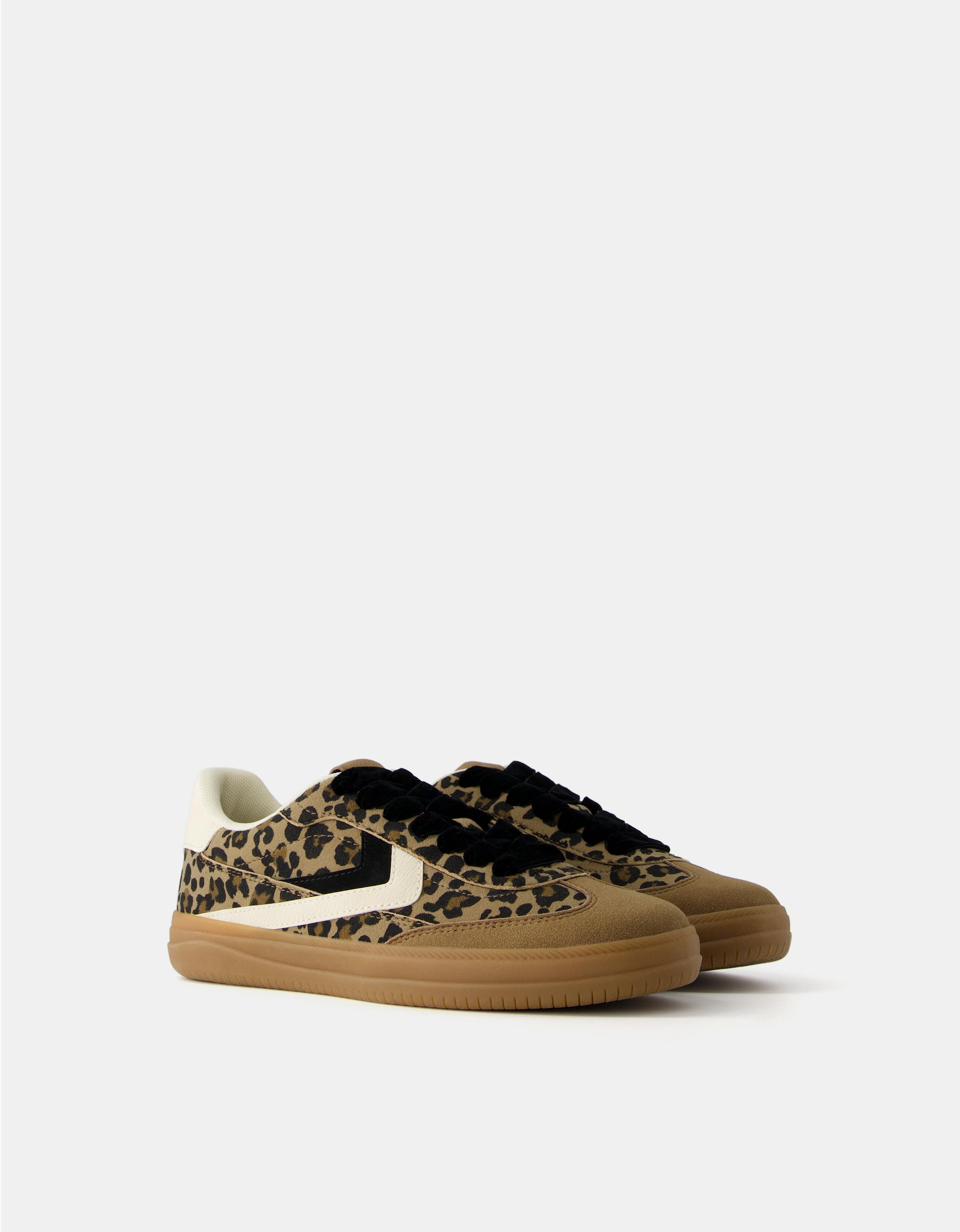 Retro sneakers met dierenprint