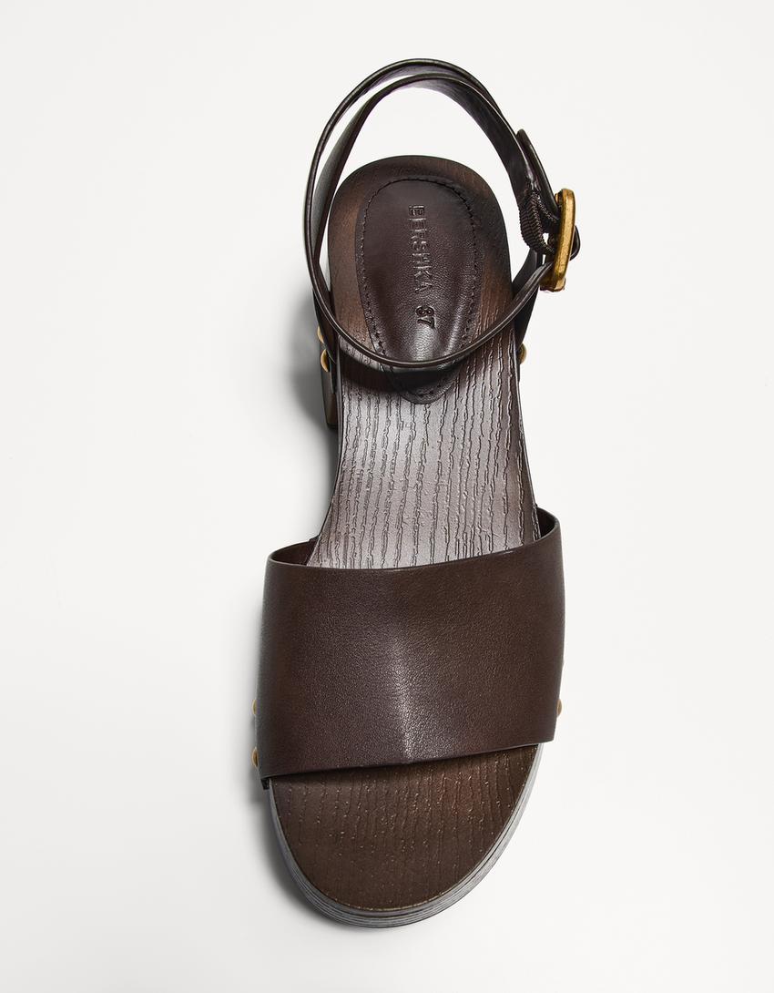 صندل بنعل عال وكعب-بني