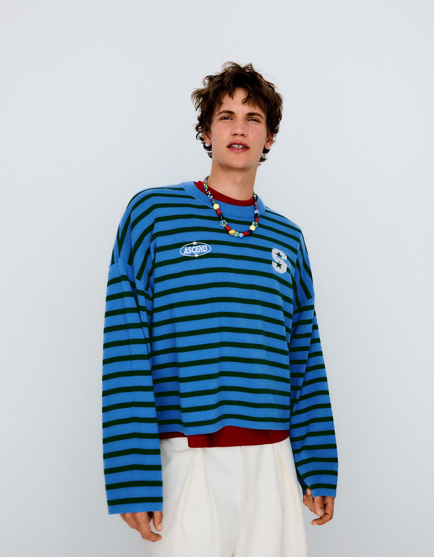 Bershka sweter boxy w haftowane paski niebieski