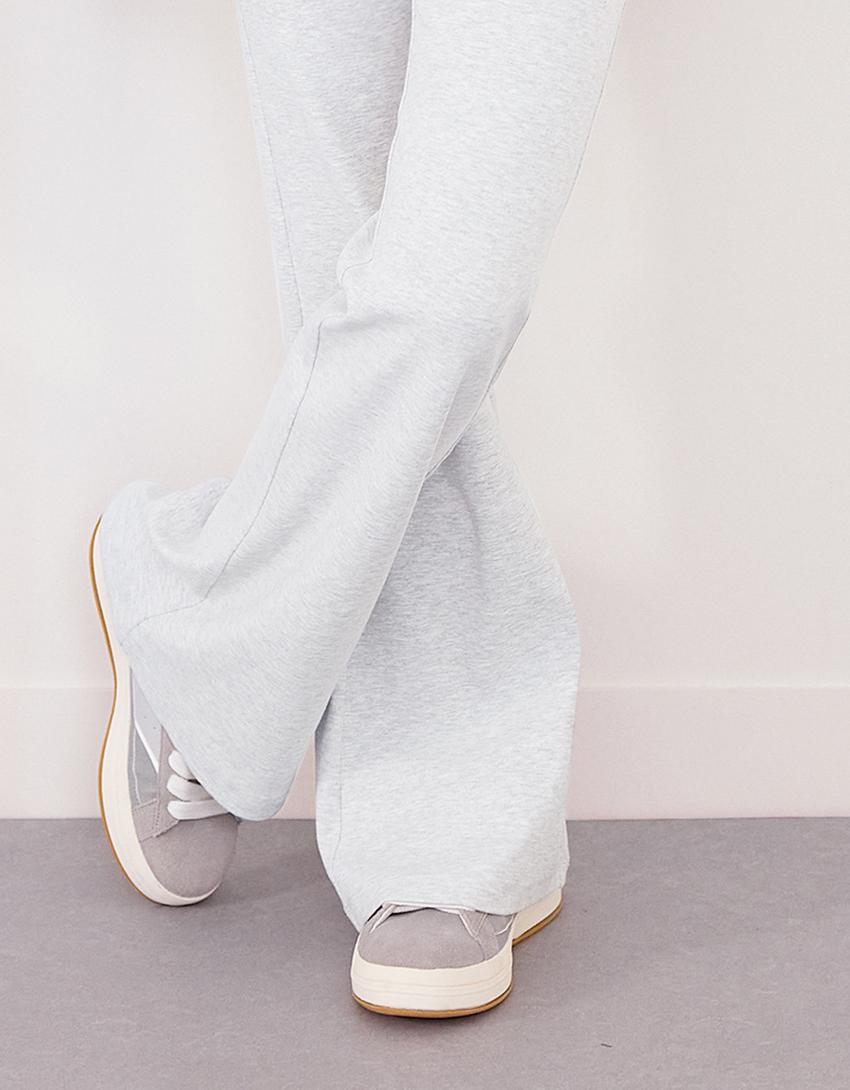 Pantalón flare-Gris
