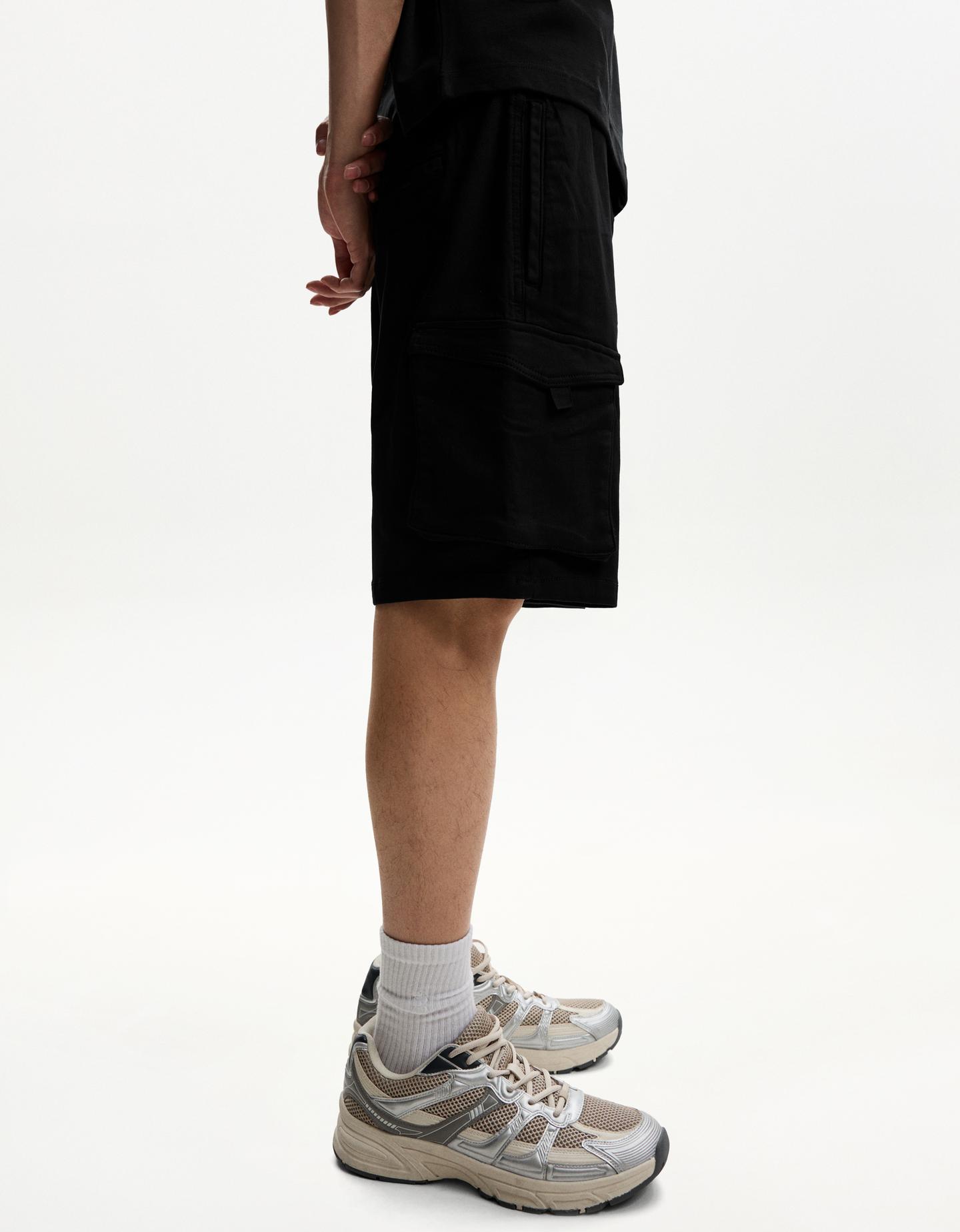 Bershka bermudy - joggersy w stylu cargo czarny