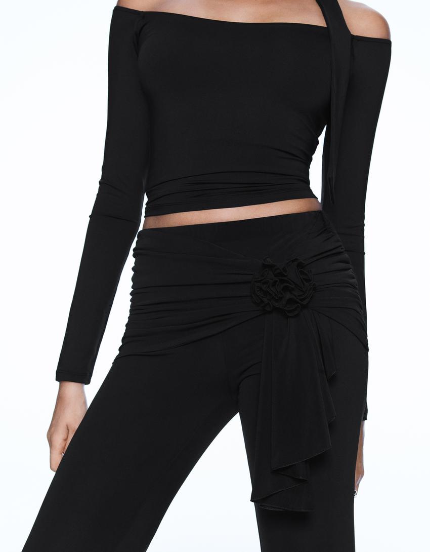 Calças flare drapeadas florais-Preto