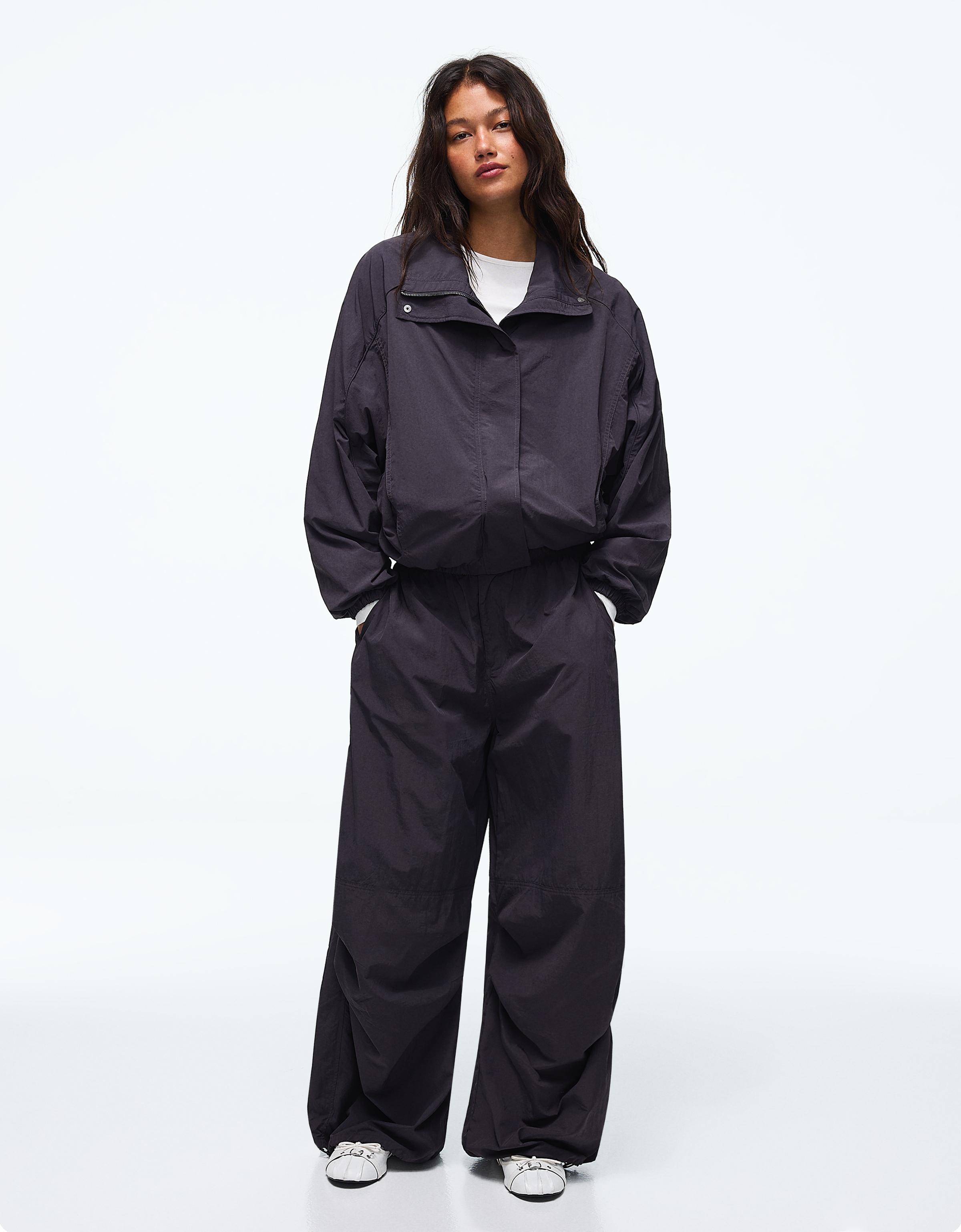 Bershka Kurtka Oversize Z Nylonu Z Rękawami Typu Nietoperz Kobieta Fioletowy