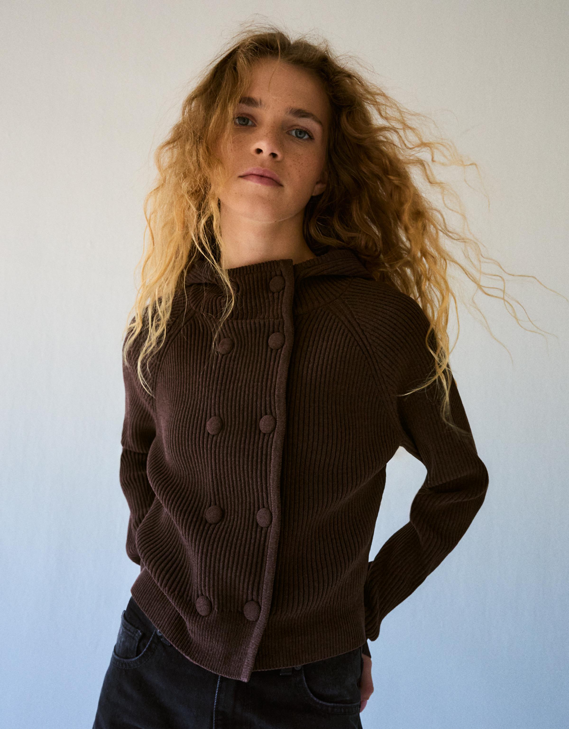 Chaqueta capucha punto canalé doble botonera