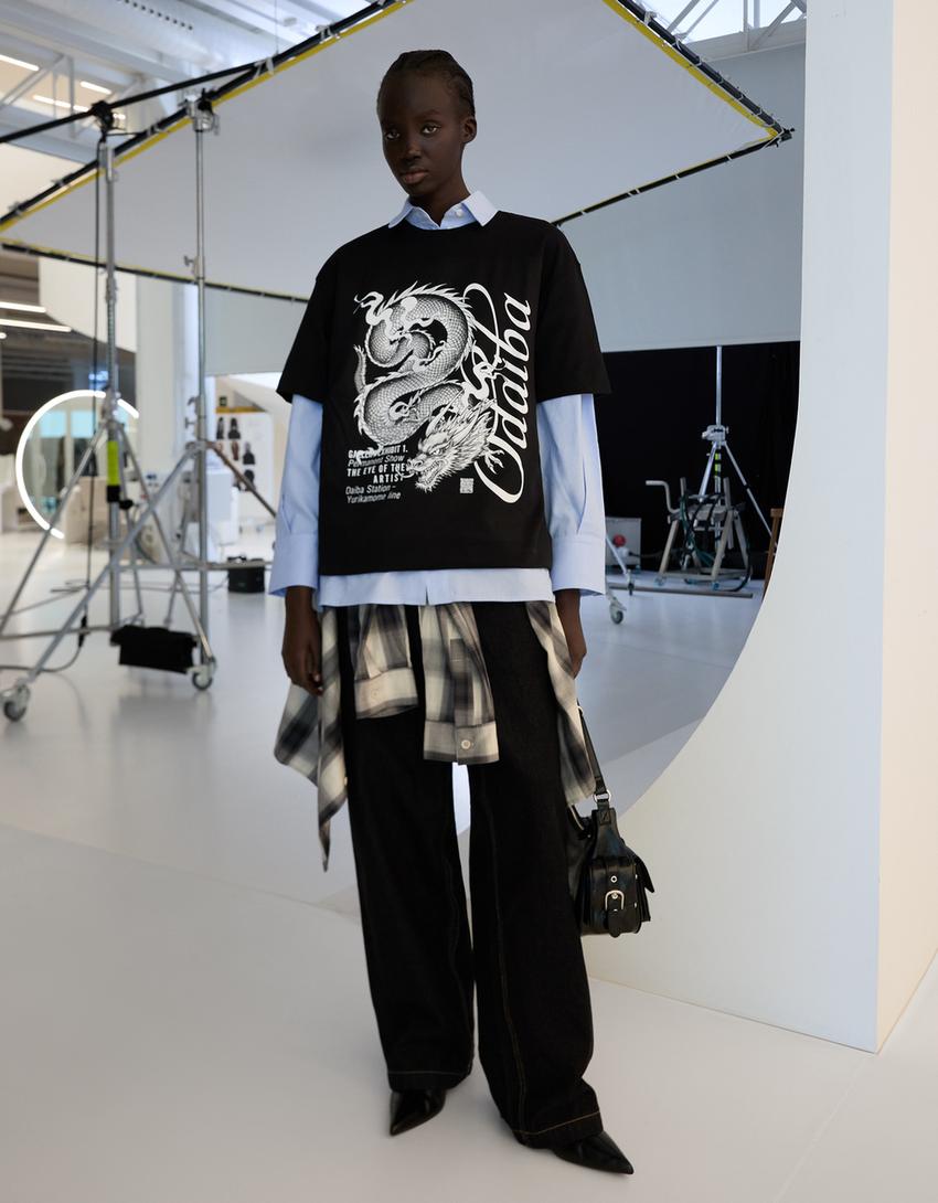 Krekliņš ar īsām piedurknēm, pūķa apdruku un digitālā filtra efektu-Melns