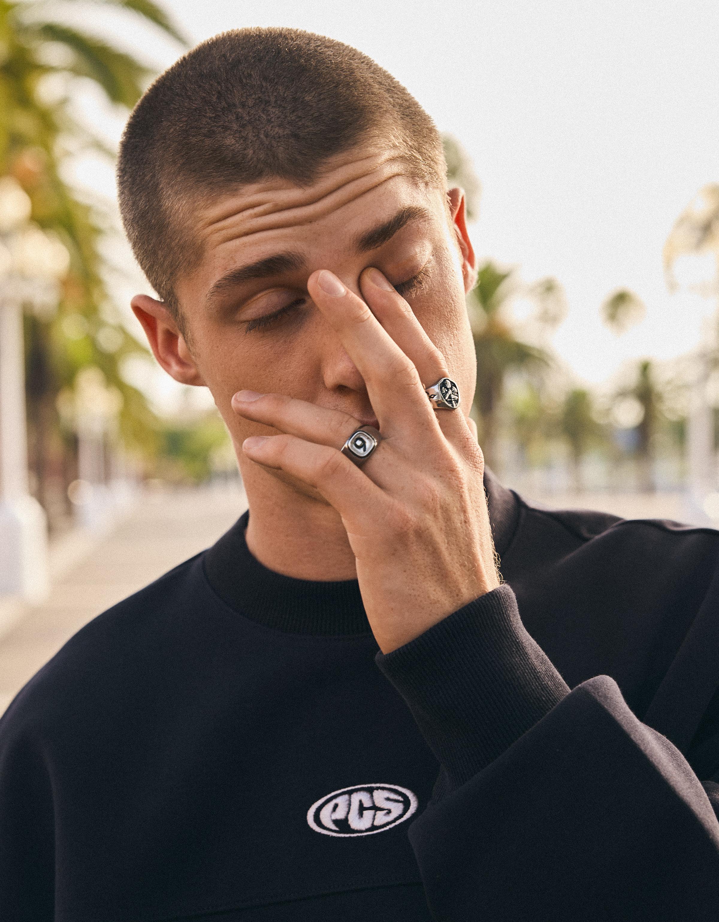 Round neck patch sweatshirt — Navy